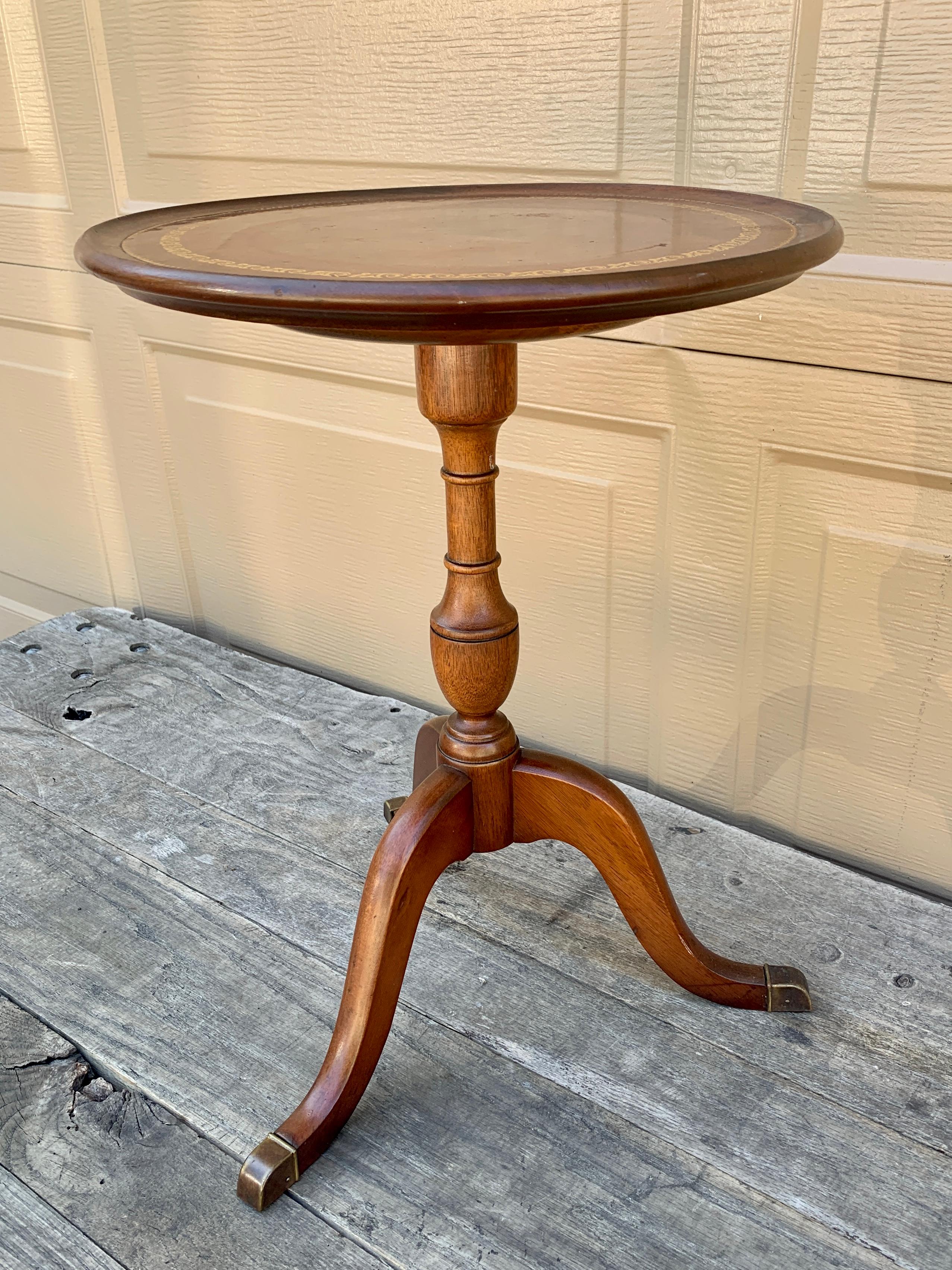 Vintage Georgian Embossed Leather Top Mahogany Round Side Table In Good Condition For Sale In Elkhart, IN