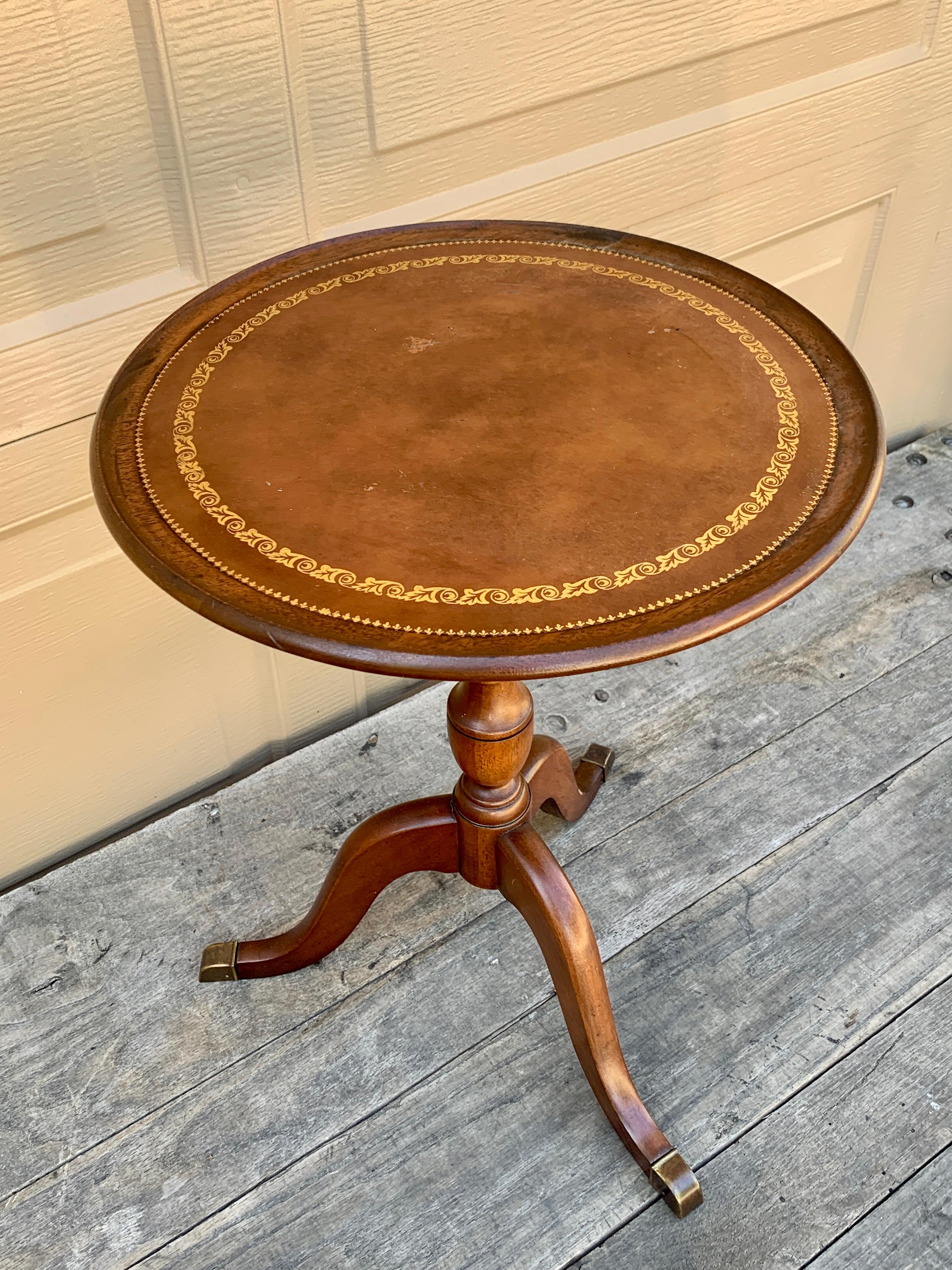 20th Century Vintage Georgian Embossed Leather Top Mahogany Round Side Table For Sale
