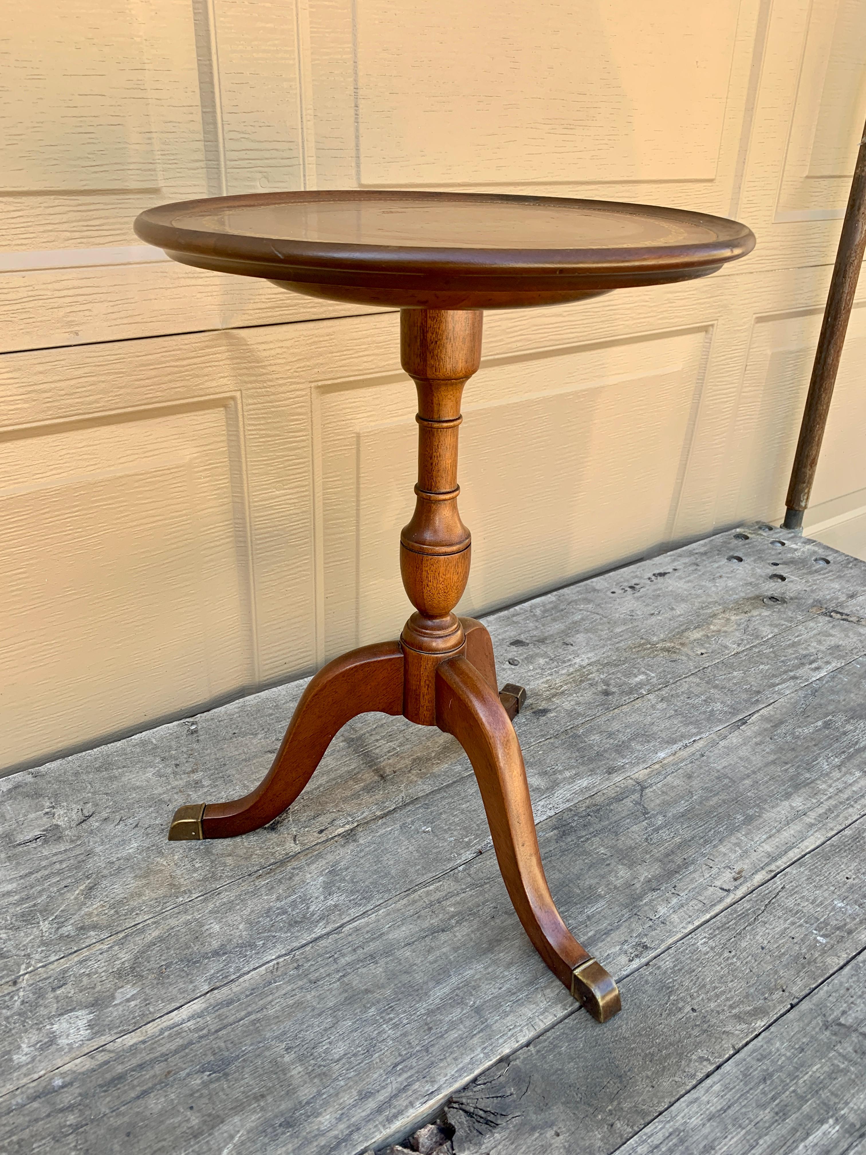 Vintage Georgian Embossed Leather Top Mahogany Round Side Table For Sale 1