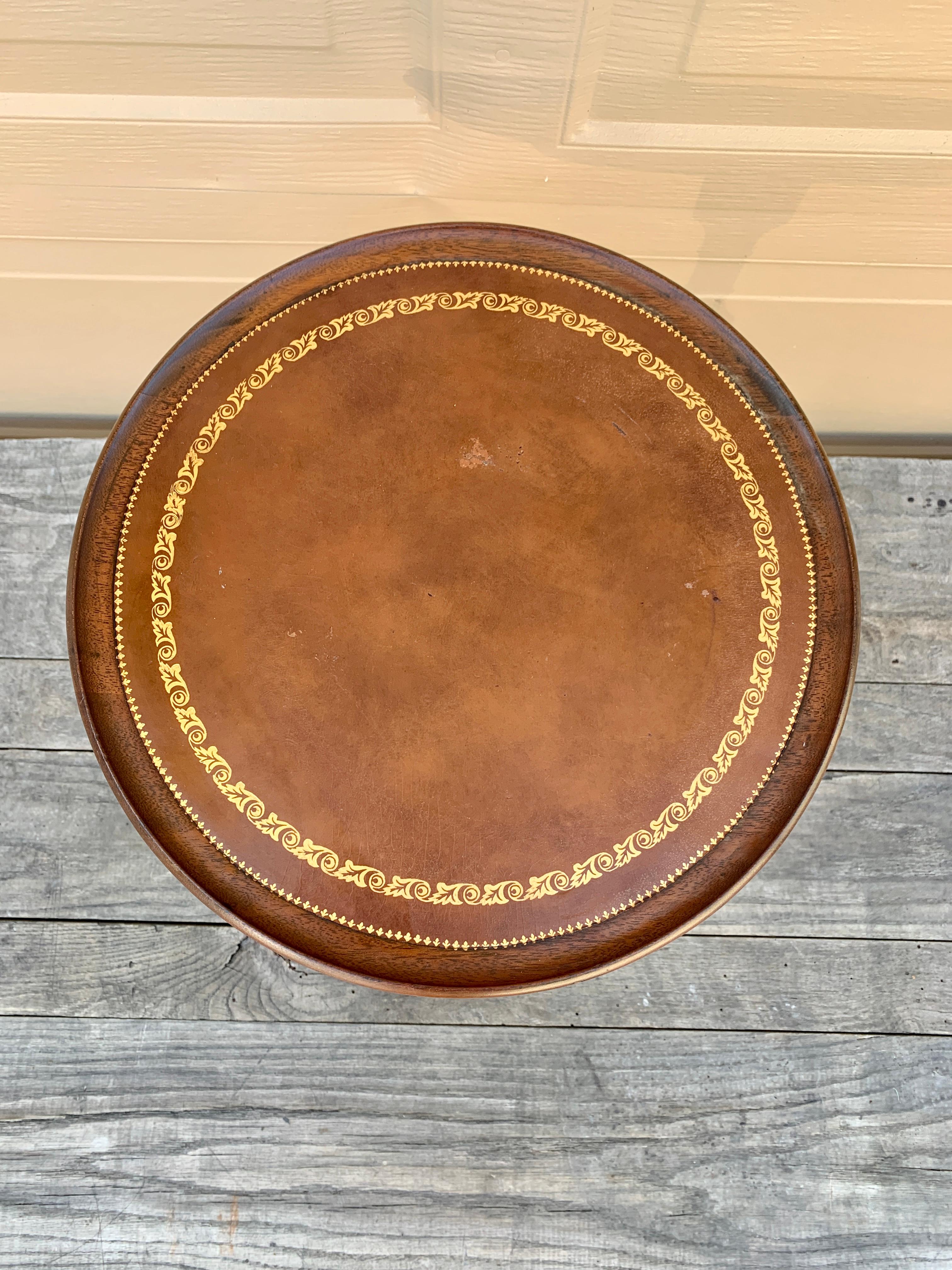 Vintage Georgian Embossed Leather Top Mahogany Round Side Table For Sale 2