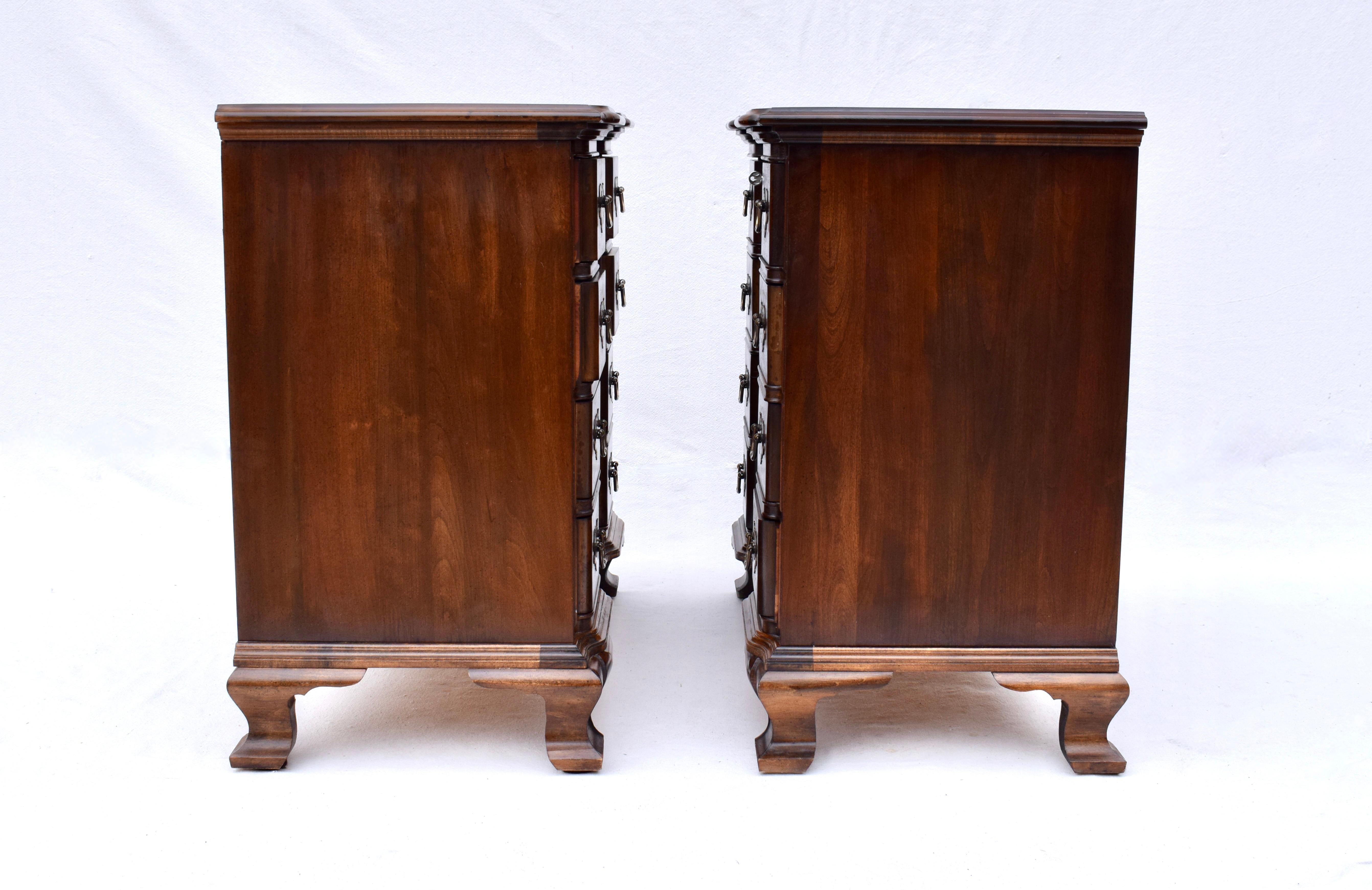 Vintage Georgian Goddard style Block Front Walnut Night Stands, a Pair In Good Condition For Sale In Southampton, NJ