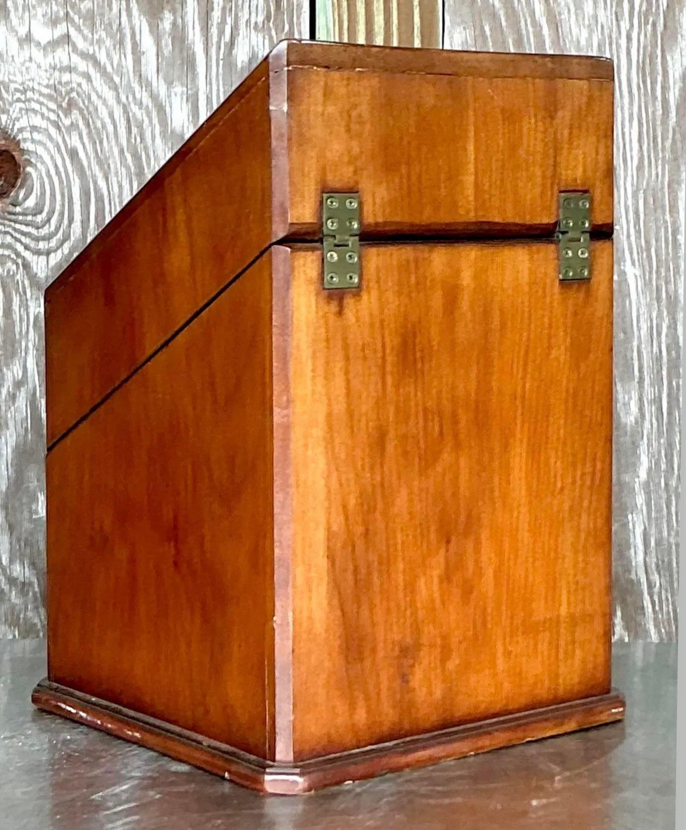 Aggiungi un tocco di eleganza classica alla tua collezione con questa scatola per coltelli con pennacchio intarsiato di epoca georgiana. Caratterizzata da intricati disegni intarsiati e da un raffinato stile georgiano, questa scatola offre