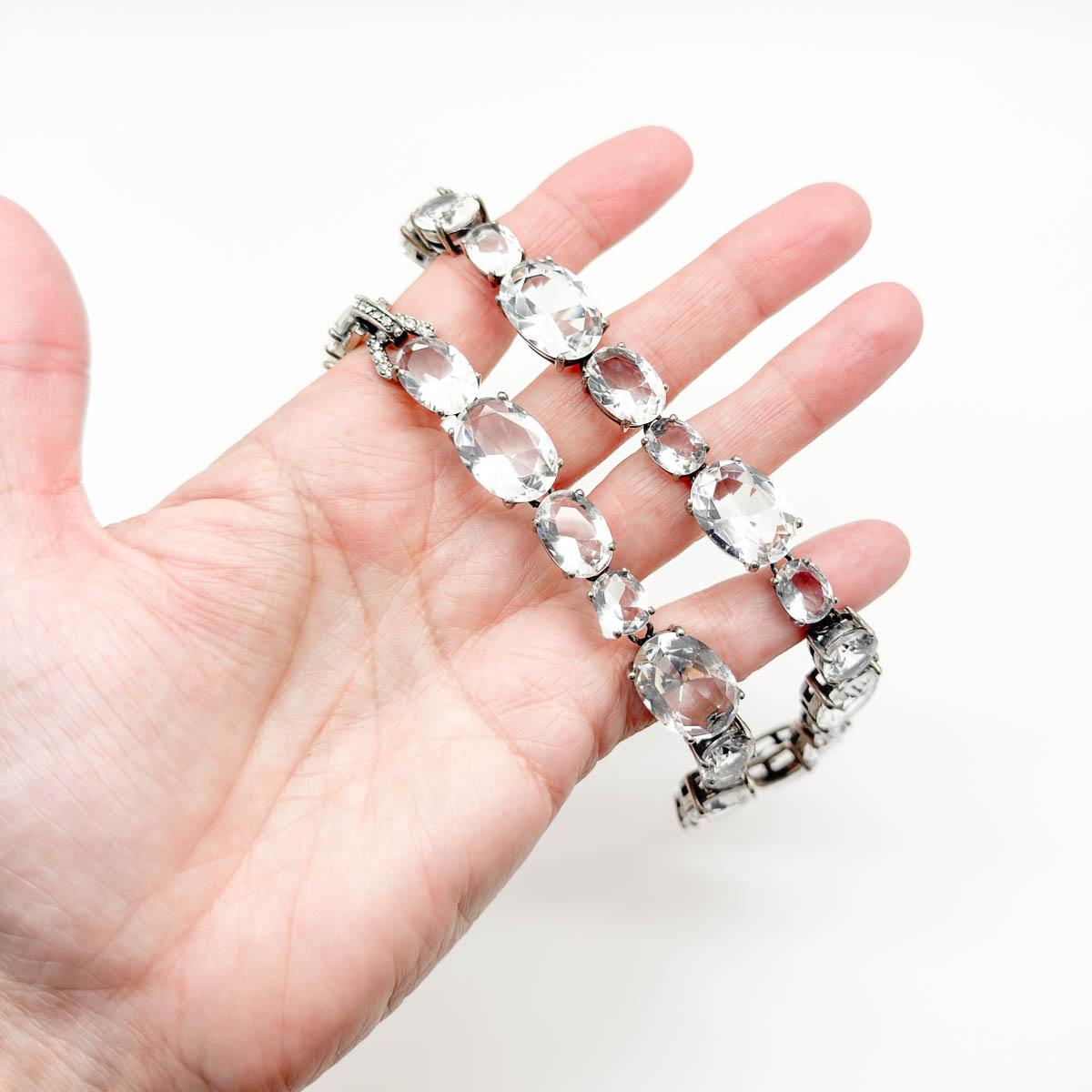 Una splendida collana Rivière in cristallo vintage fortemente ispirata alle originali collane Rivière in pasta georgiane. Realizzato in metallo di alta qualità, probabilmente argento, ma non marcato e con cristalli ovali di due dimensioni.