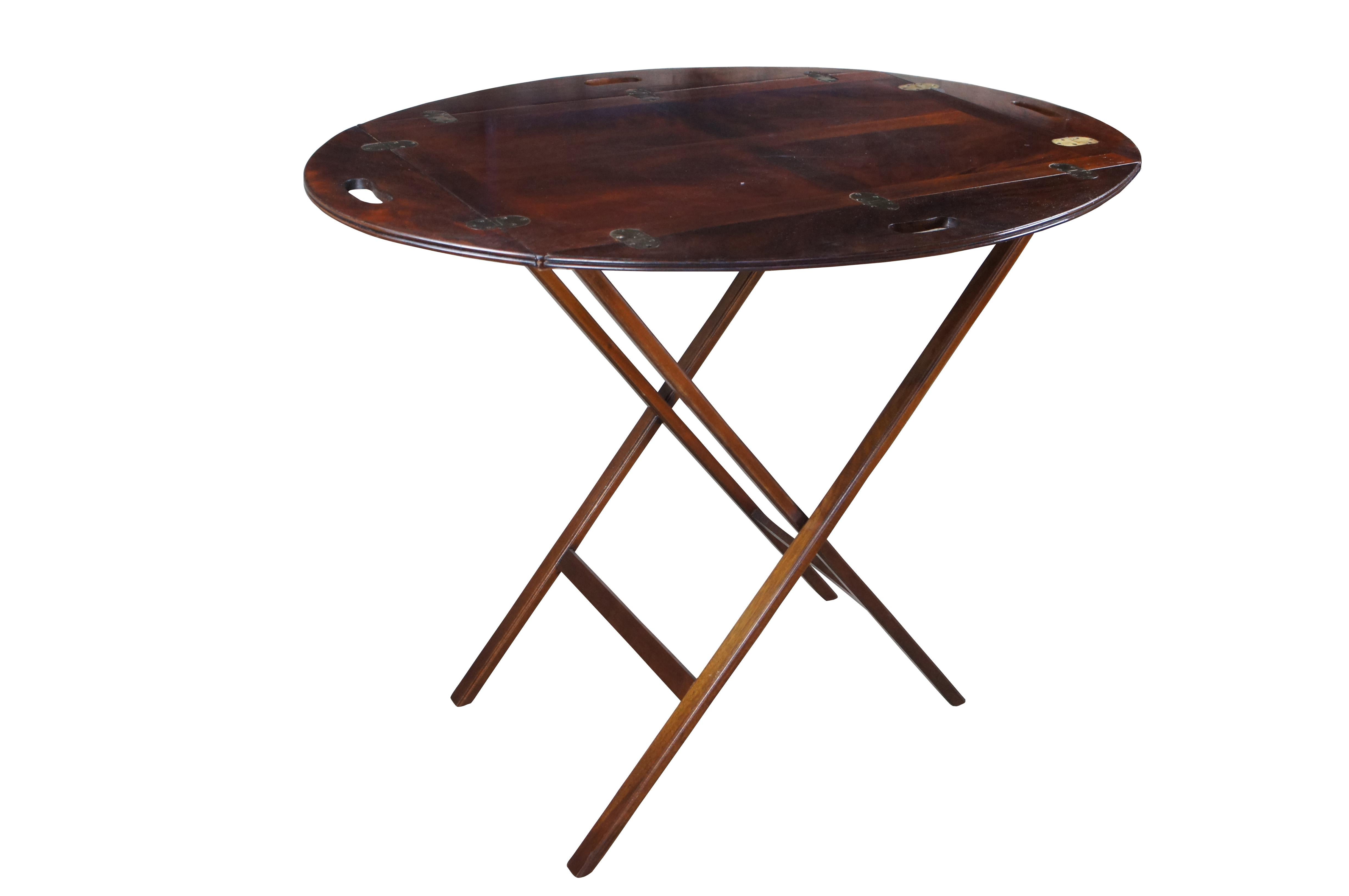 Table de maître du 20e siècle en acajou de style Campaigner. Comprend un plateau ovale amovible à bords repliables pour le transport sur un support.

Dimensions :
35