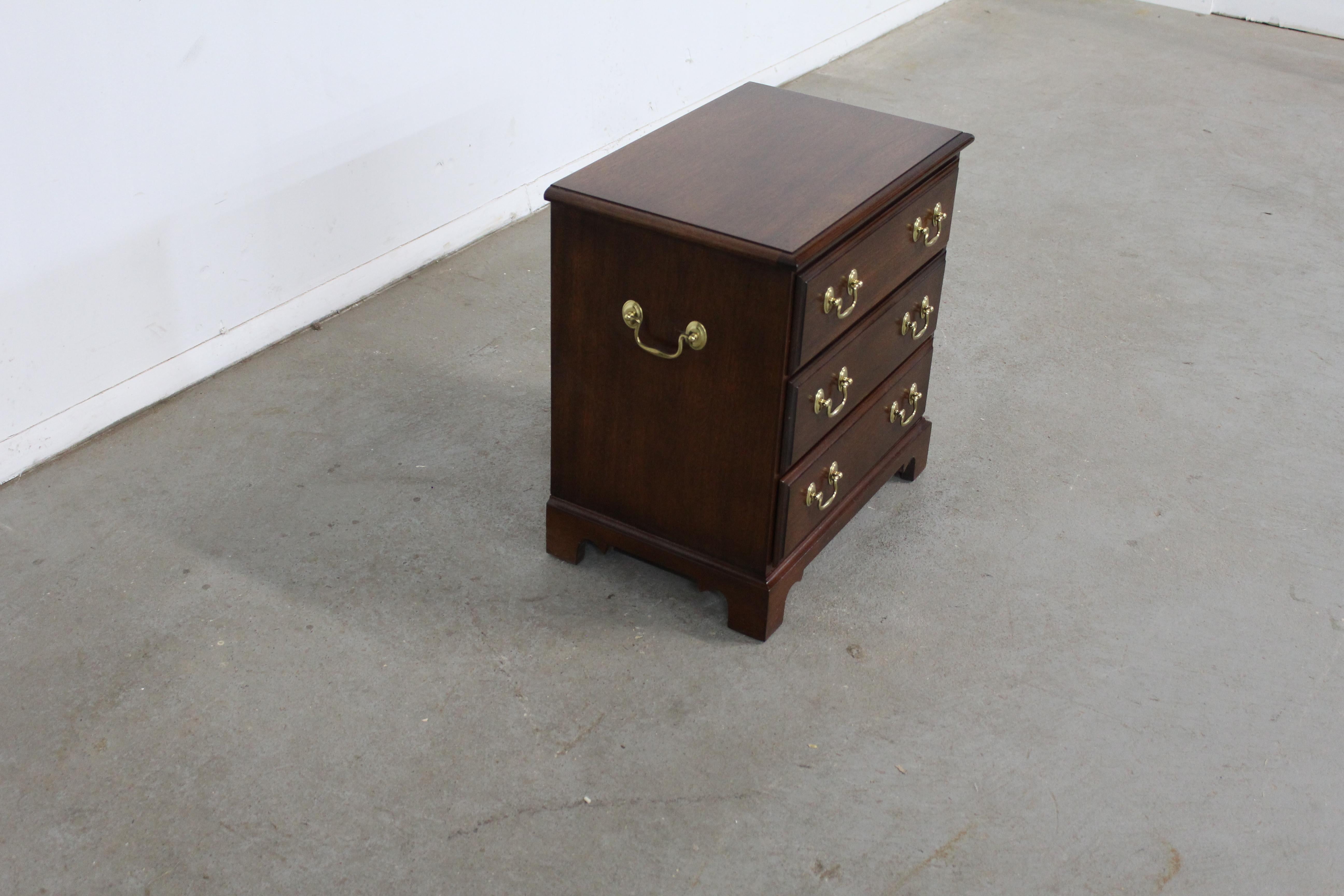 Vintage Georgian Mahogany nightstand/3 drawer silver chest
Offered is a vintage Georgian Mahogany nightstand/3 drawer silver chest. We believe it to be by Councill or Harden, but are unsure. The piece shows very minor scratches and age wear. It's