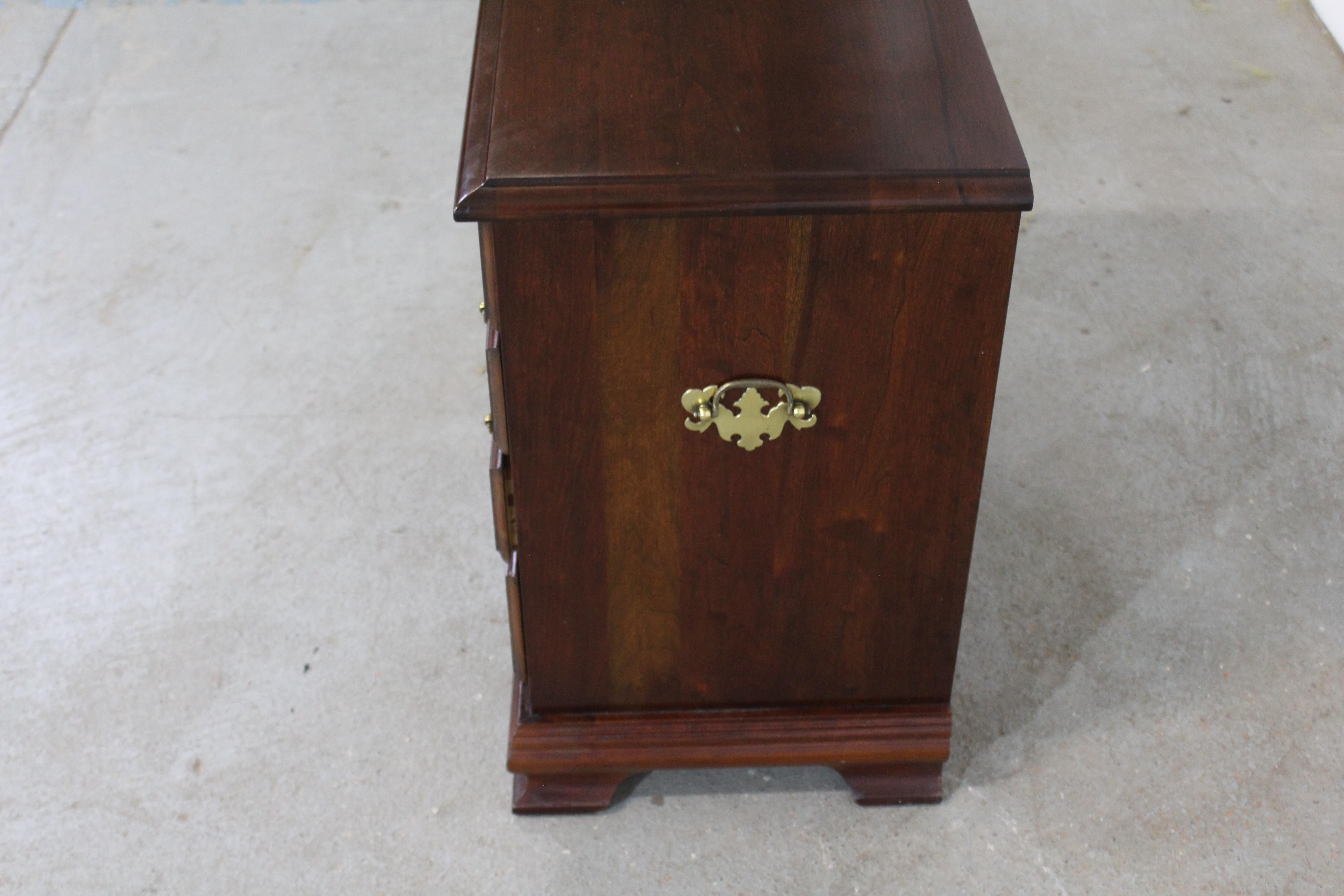 Late 20th Century Vintage Georgian Mahogany Nightstand / 4 Drawer Silver Chest For Sale