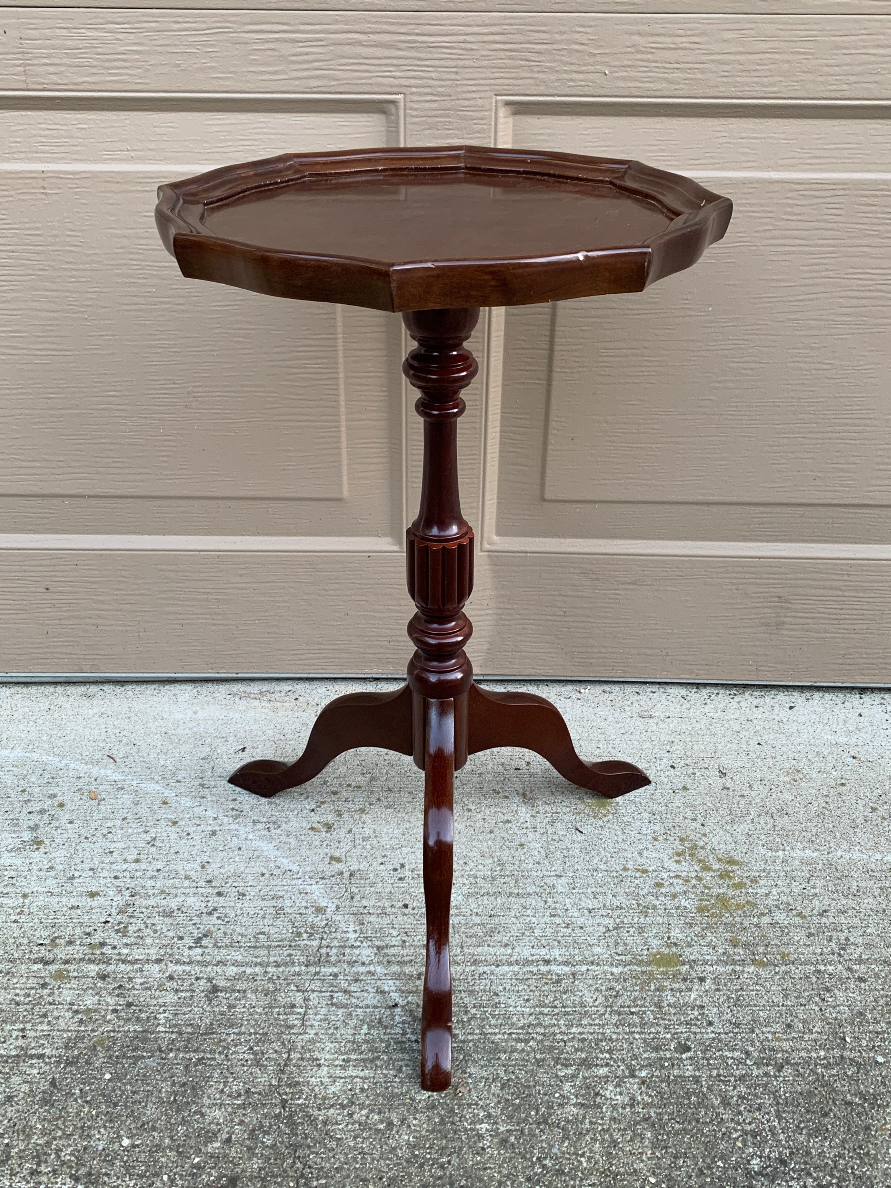 Vintage Georgian Mahogany Scalloped Side Table For Sale 5