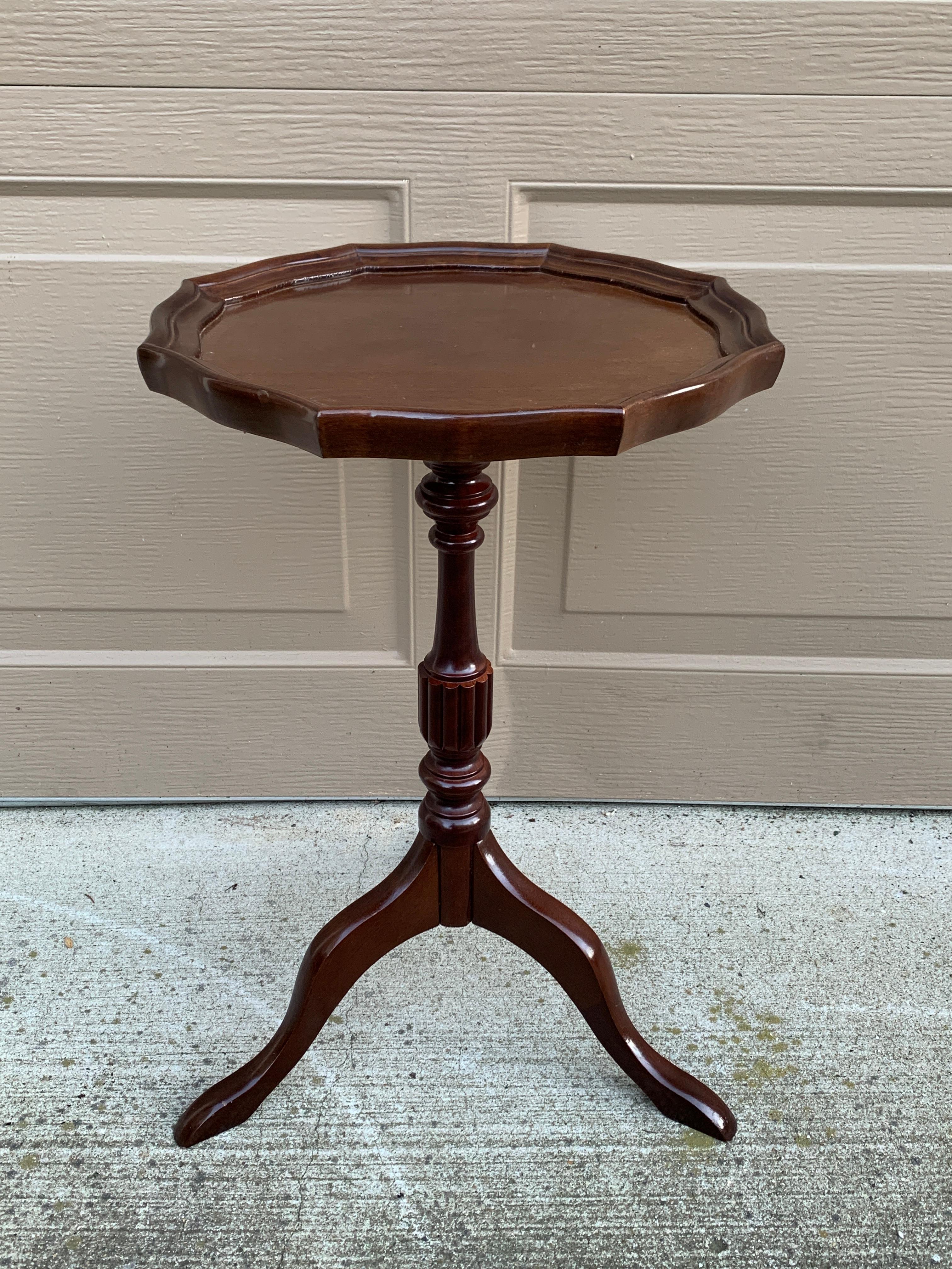 Vintage Georgian Mahogany Scalloped Side Table For Sale 6