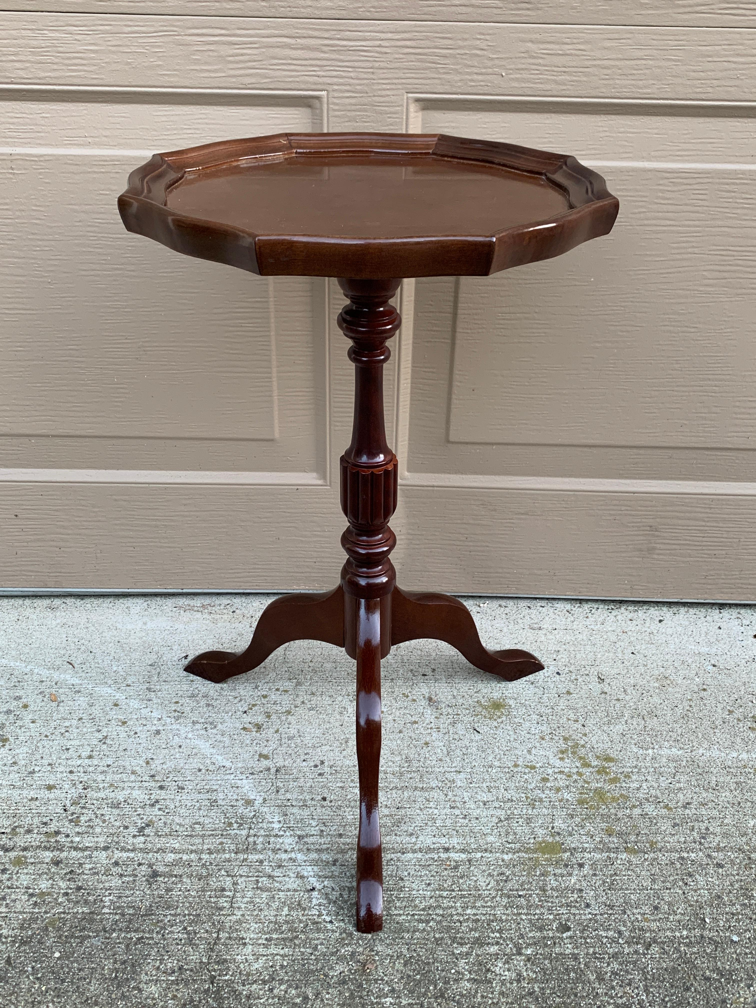 A gorgeous Georgian style carved mahogany round scalloped edge side table or drinks table

USA, Circa 1980s

Measures: 12.25