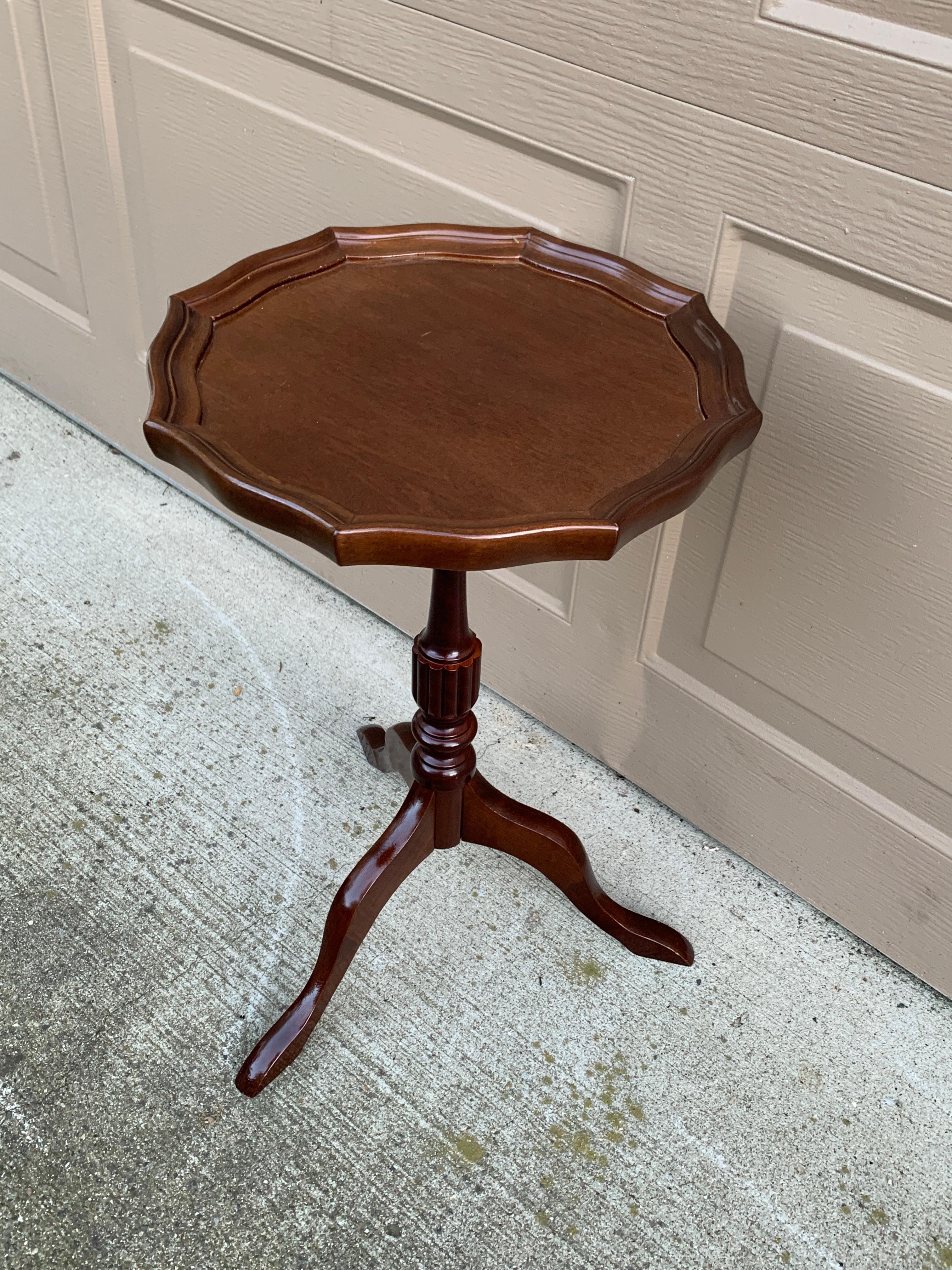 American Vintage Georgian Mahogany Scalloped Side Table For Sale