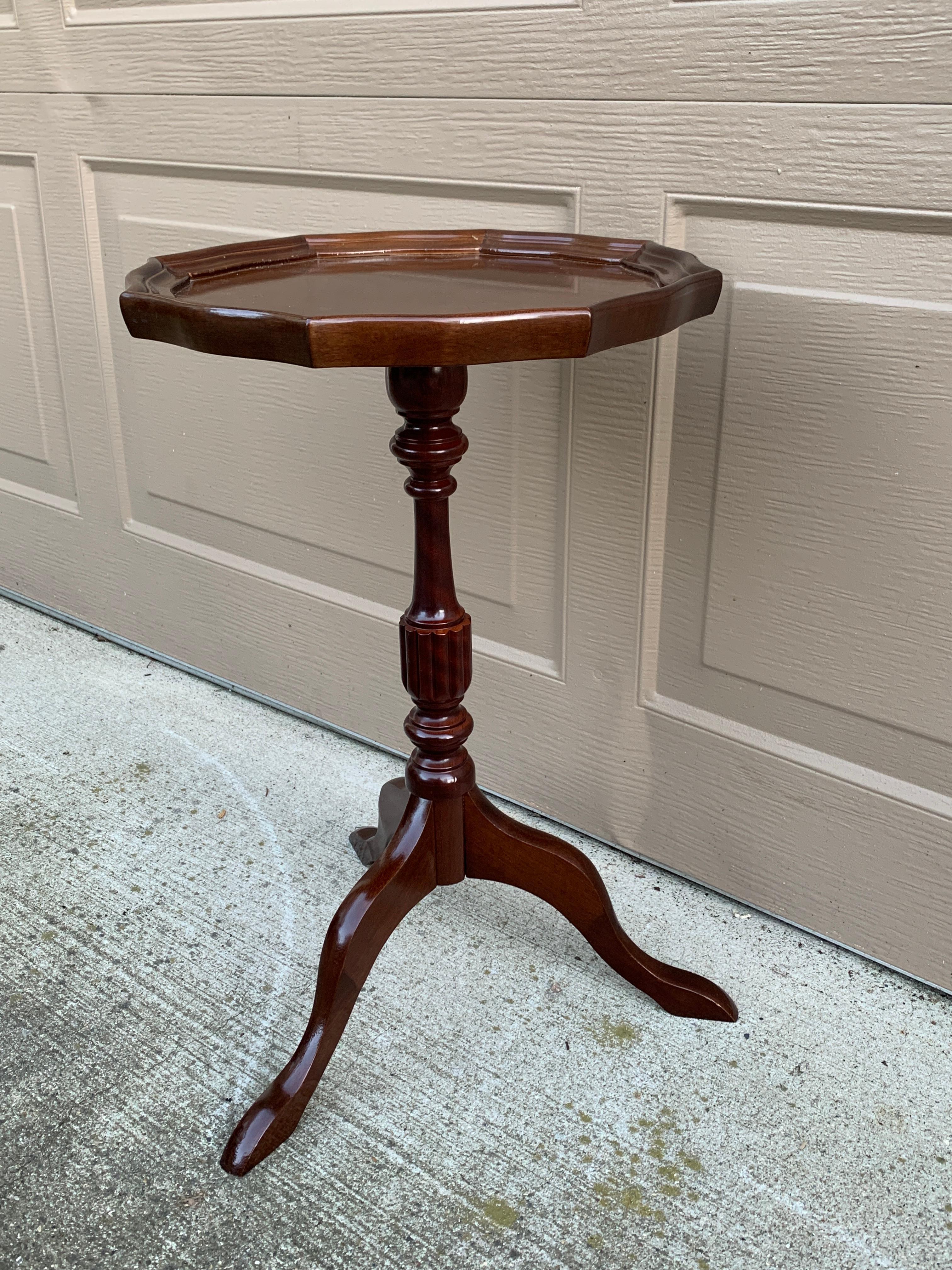 Vintage Georgian Mahogany Scalloped Side Table In Good Condition For Sale In Elkhart, IN