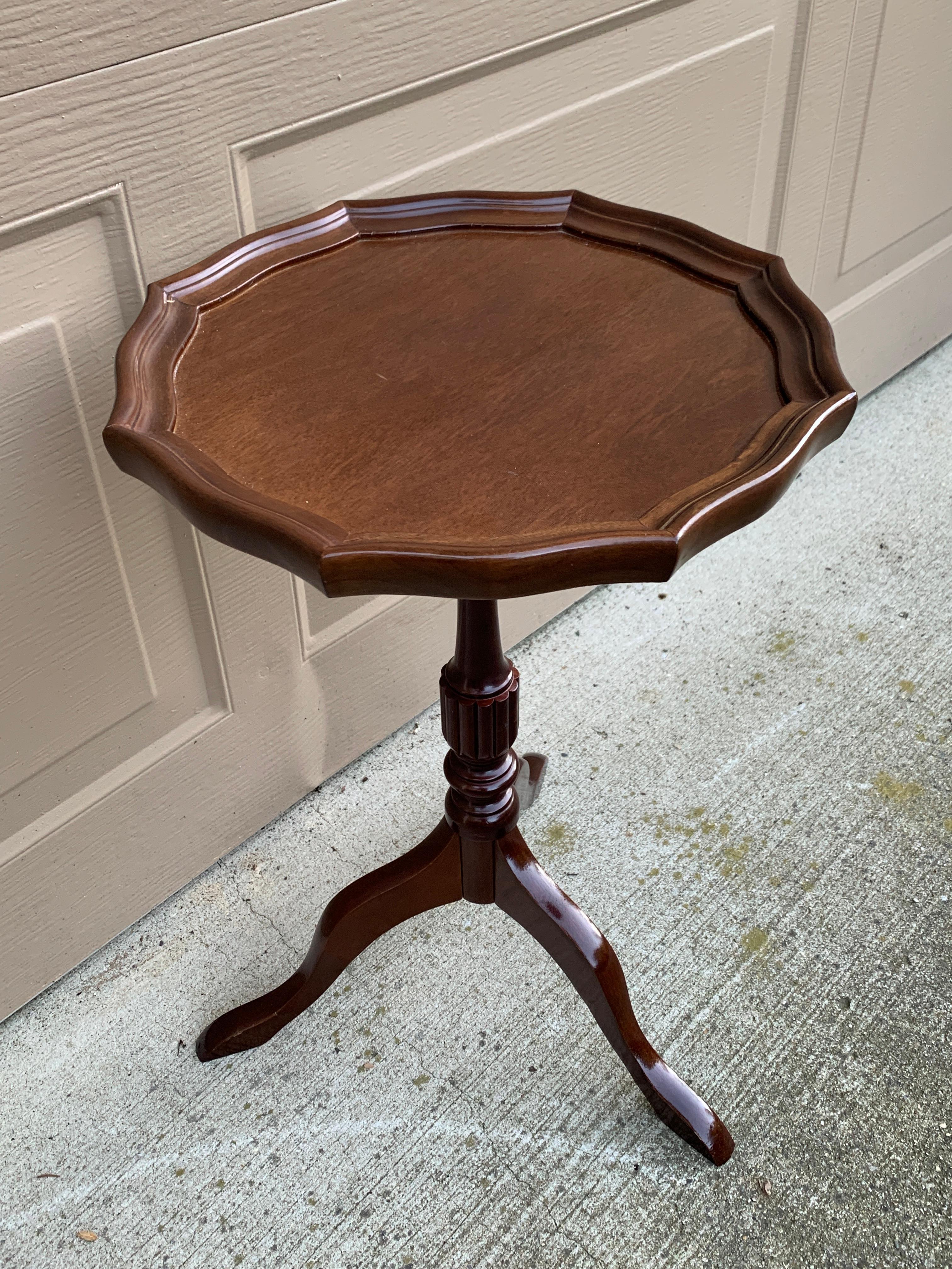 Late 20th Century Vintage Georgian Mahogany Scalloped Side Table For Sale