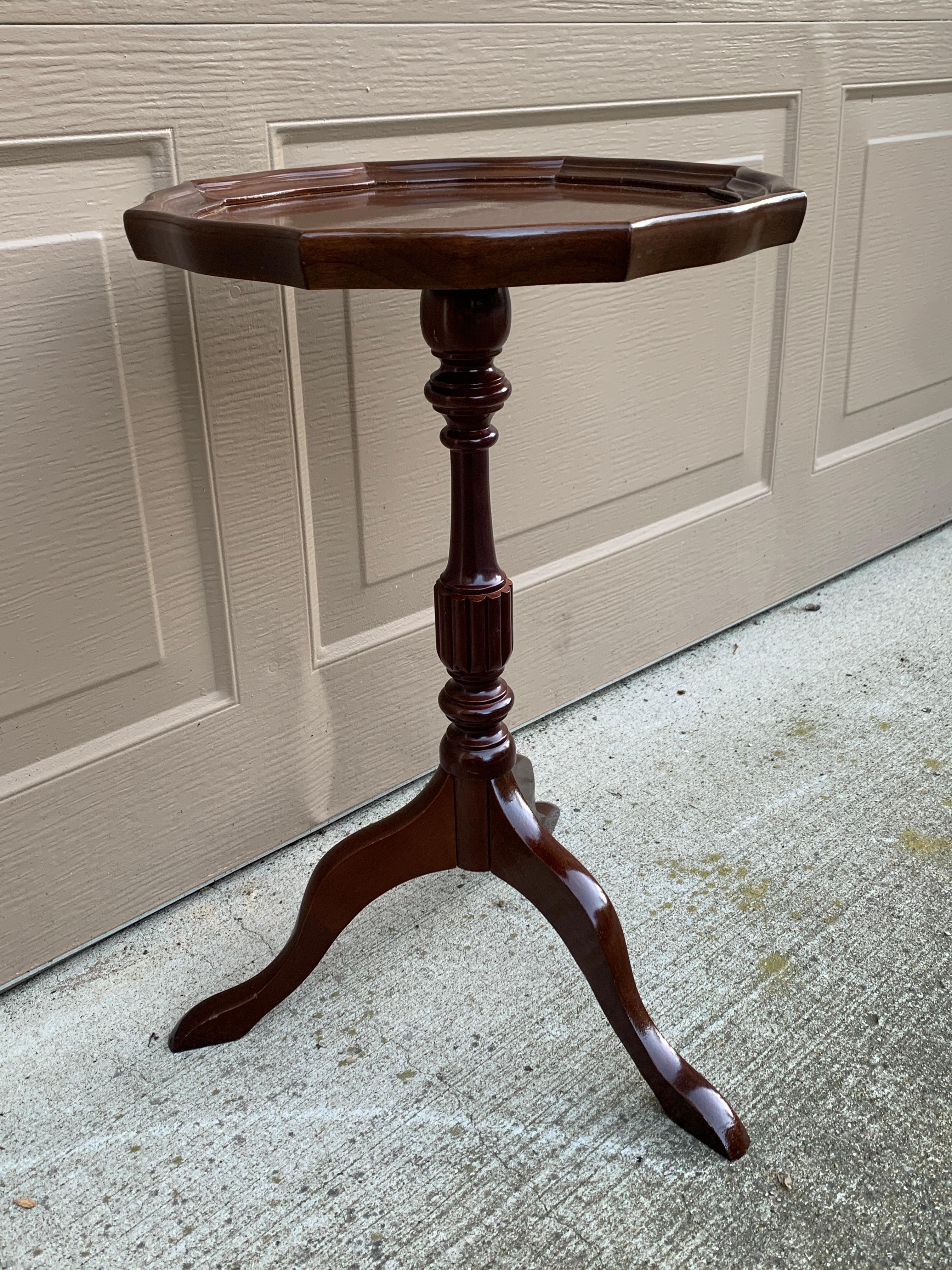 Vintage Georgian Mahogany Scalloped Side Table For Sale 1