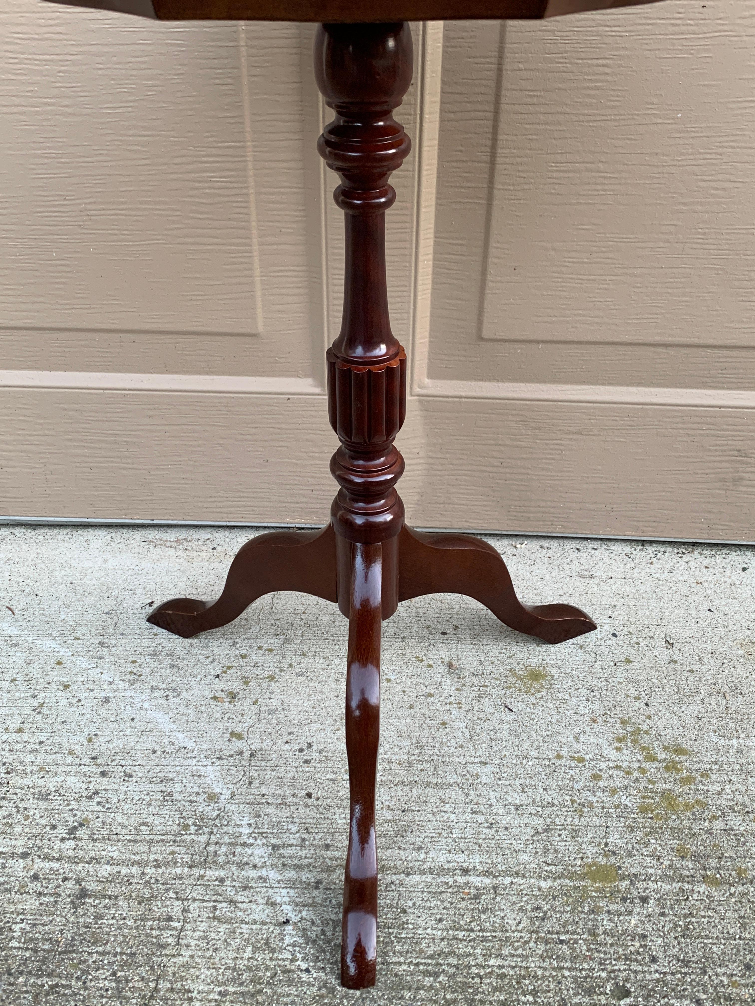 Vintage Georgian Mahogany Scalloped Side Table For Sale 3