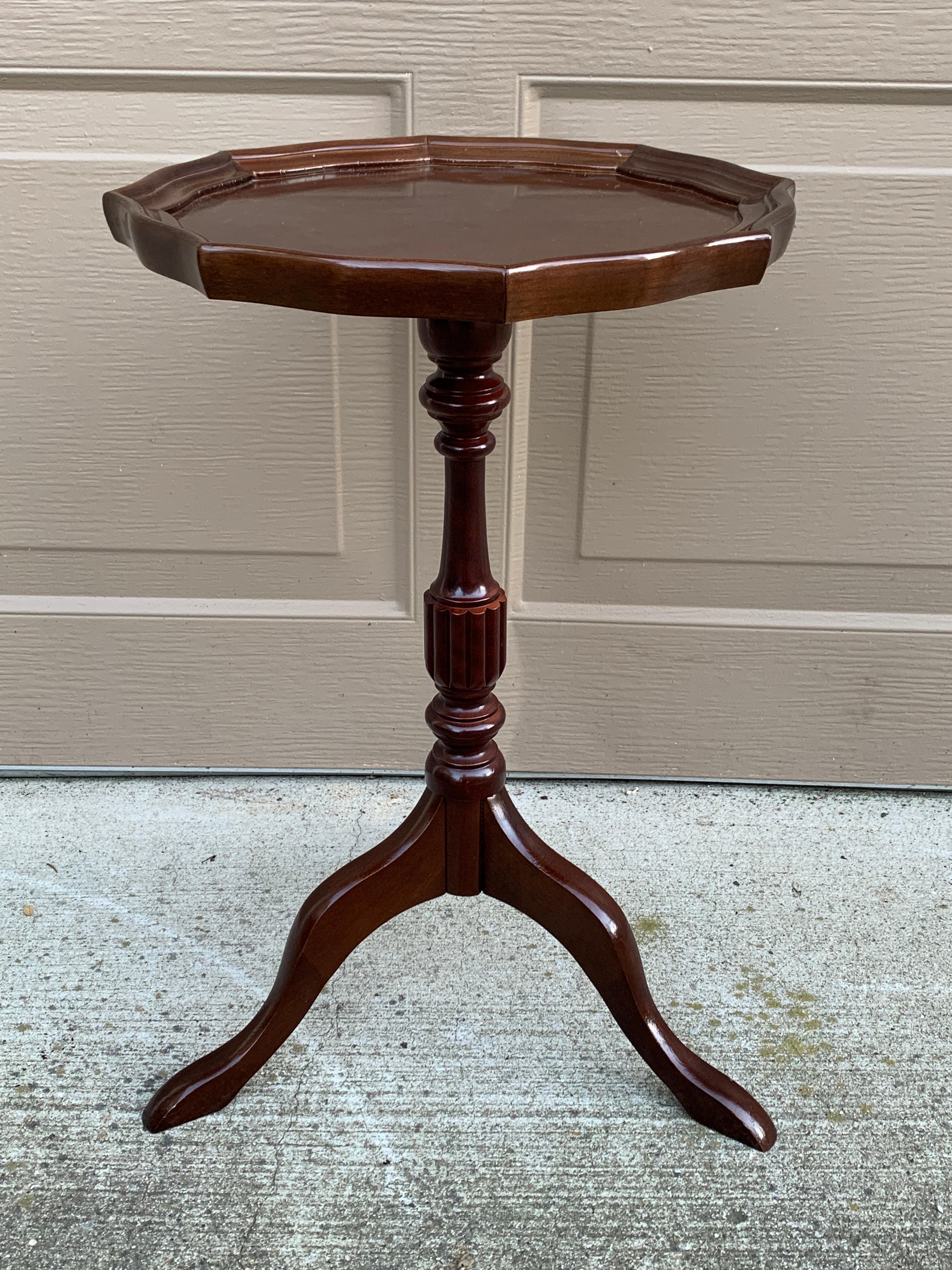 Vintage Georgian Mahogany Scalloped Side Table For Sale 4
