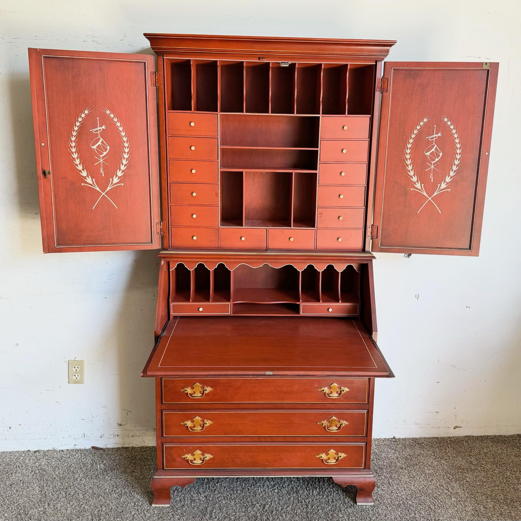 Dieser georgianische Sekretär im Vintage-Stil vereint Eleganz und Zweckmäßigkeit mit seiner sattroten Oberfläche und seinem klassischen Design. Mit seiner abklappbaren Schreibfläche, mehreren Schubladen und einem Oberschrank mit gewölbten Türen ist