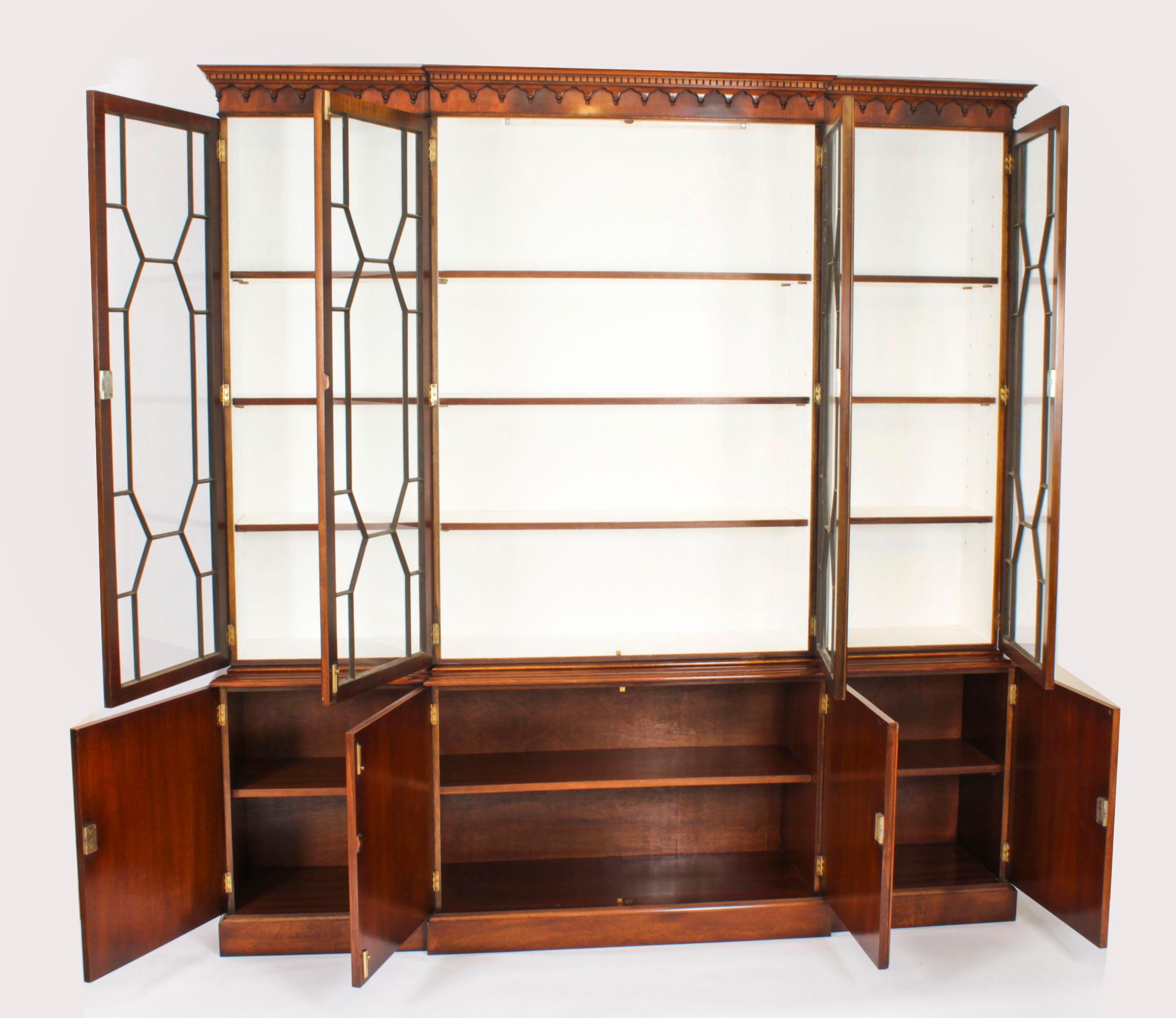 Vintage Georgian Revival Flame Mahogany Breakfront Bookcase 20th Century For Sale 8