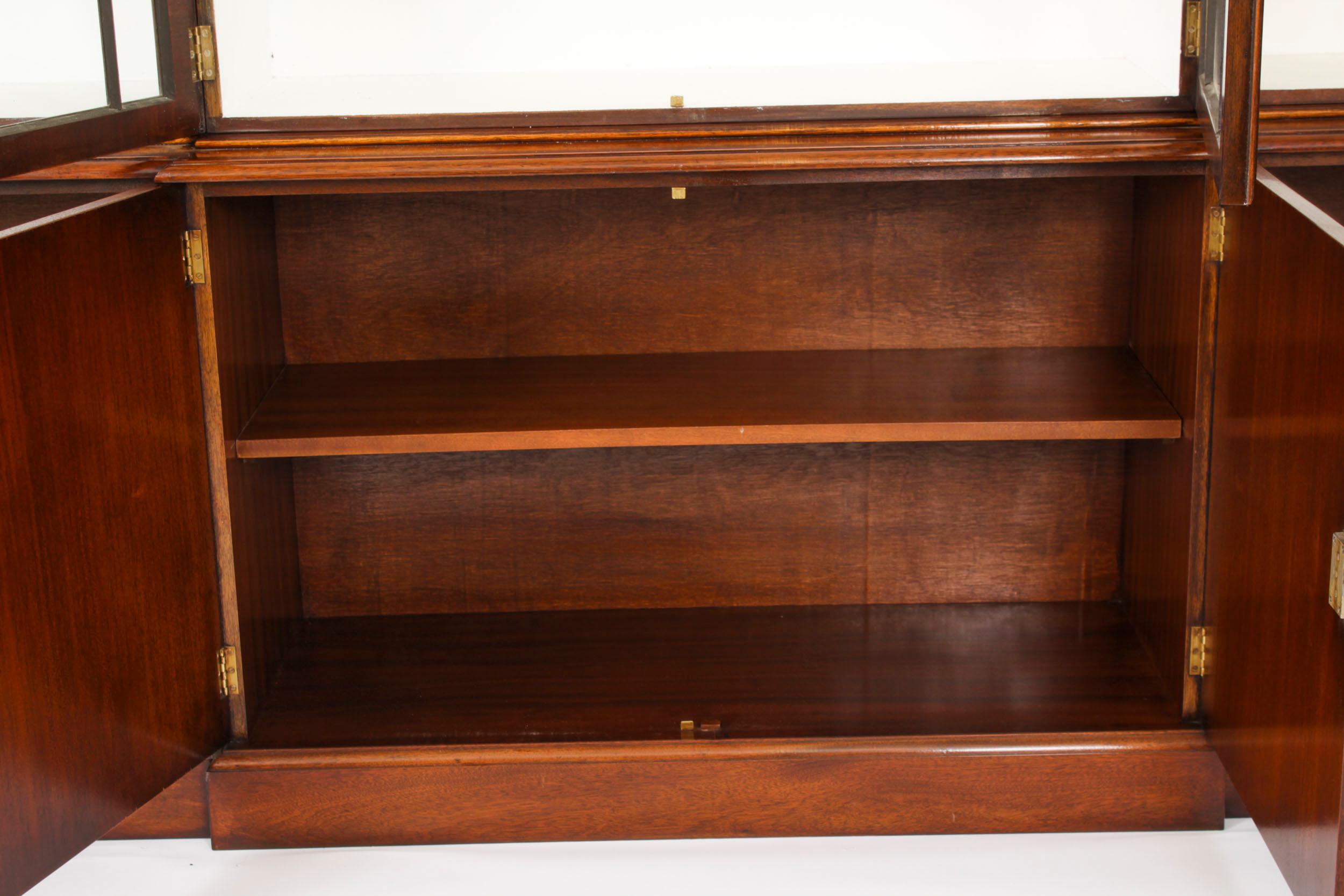 Vintage Georgian Revival Flame Mahogany Breakfront Bookcase 20th Century For Sale 11