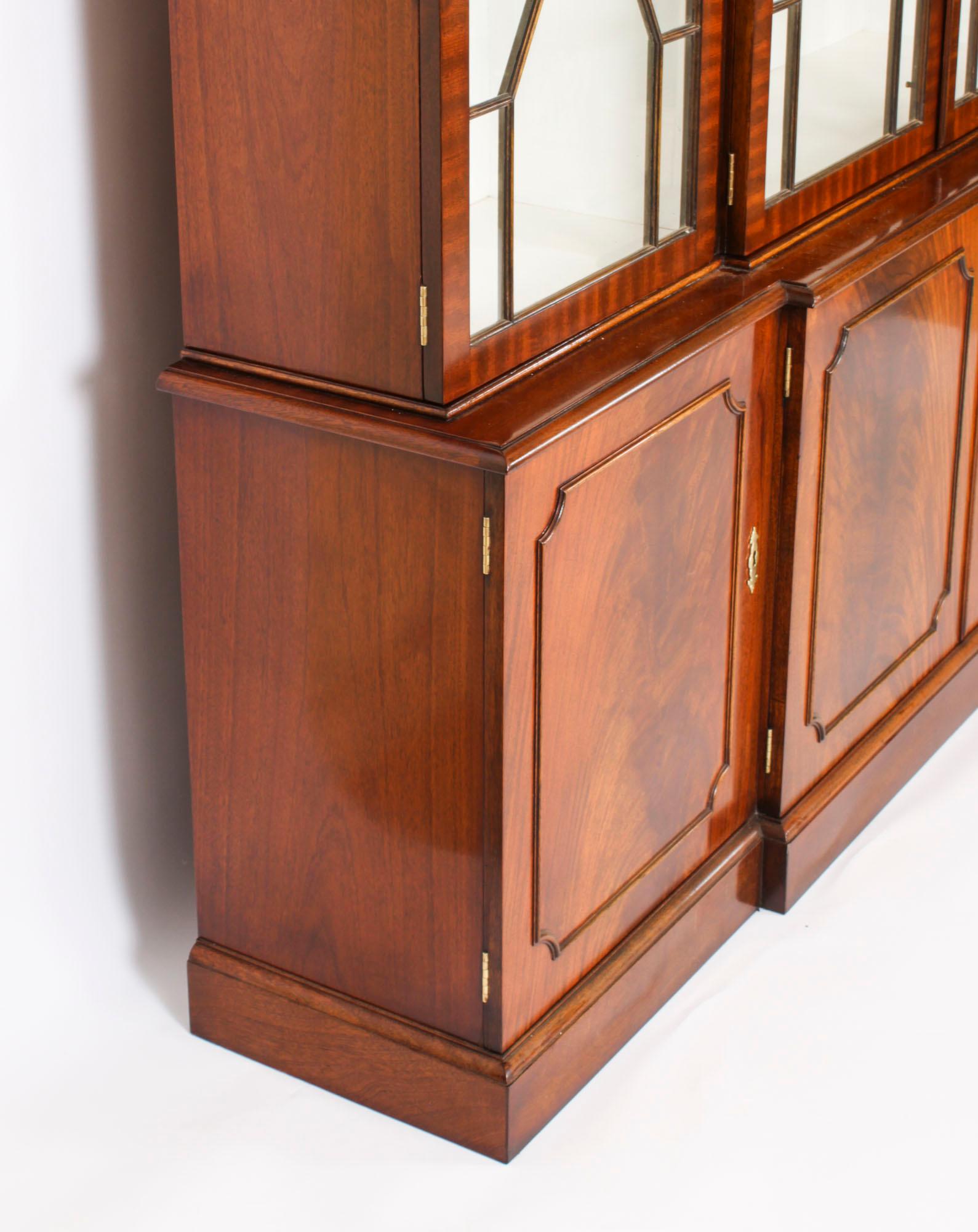 Vintage Georgian Revival Flame Mahogany Breakfront Bookcase 20th Century For Sale 15