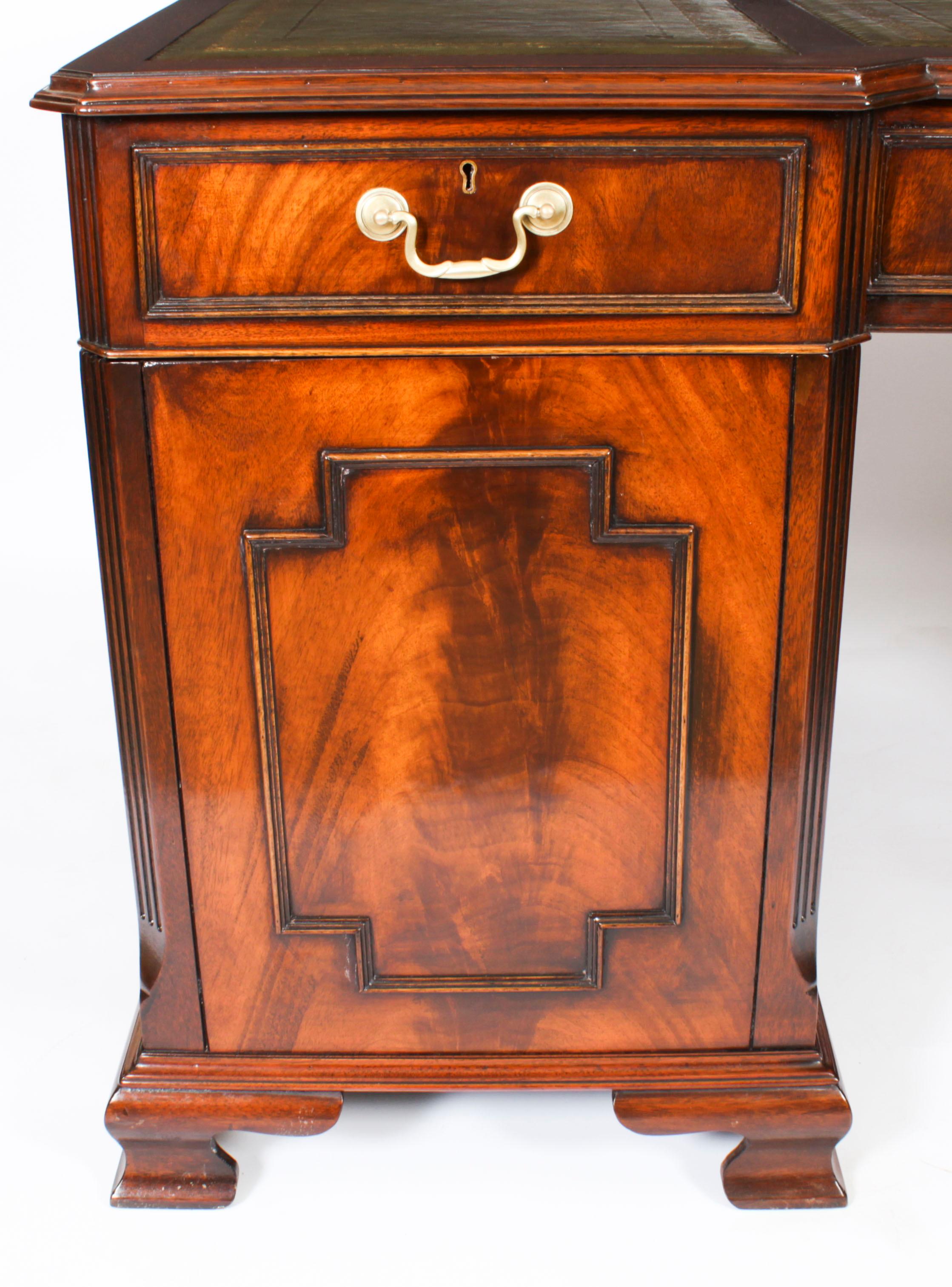 Vintage Georgian Revival Flame Mahogany Pedestal Desk 20th Century For Sale 14
