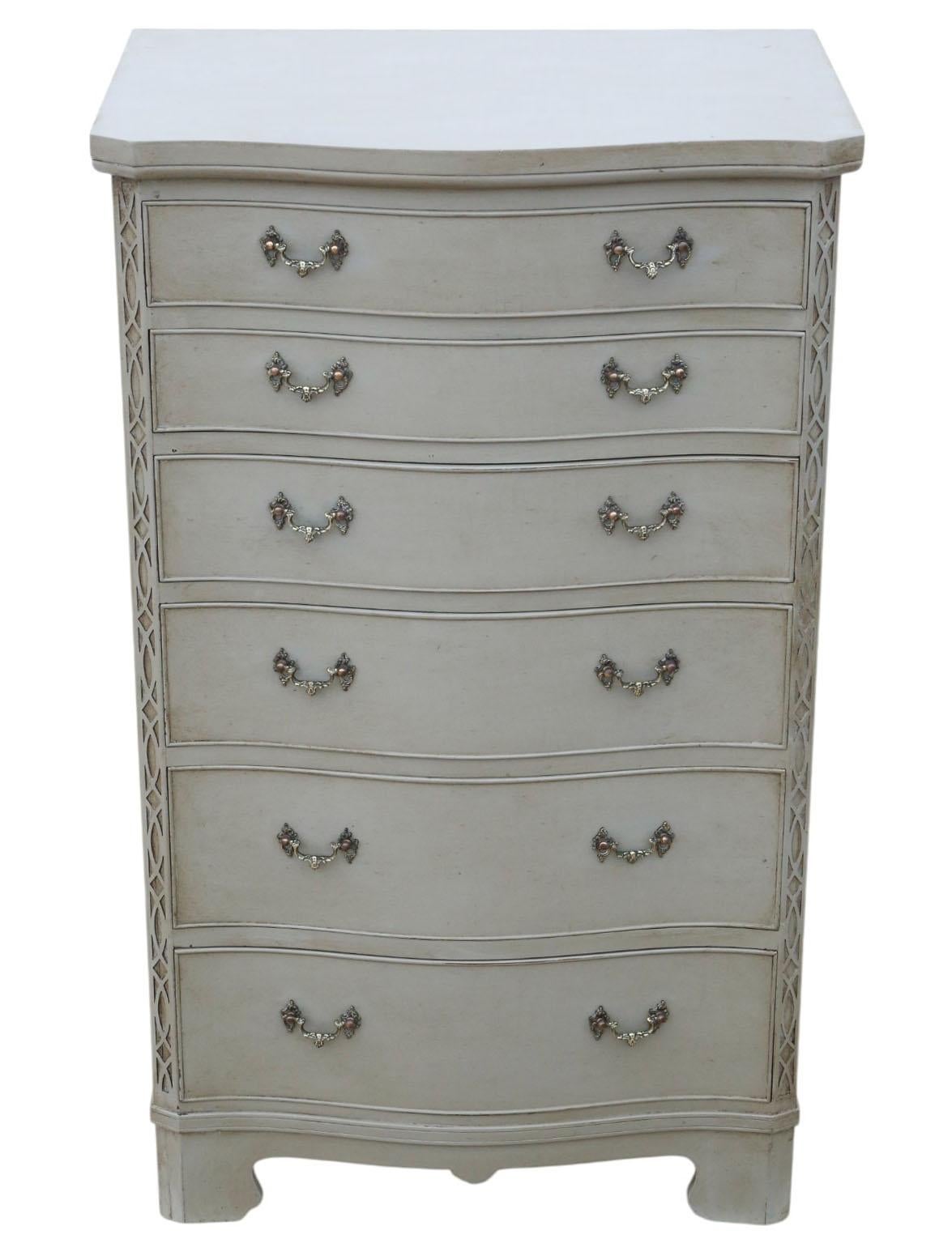 Vintage Georgian Revival Peint Serpentine Chest of 6 Drawers - Mid-20th Century Quality Furniture

Commode en acajou de style néo-géorgien du milieu du 20e siècle, joliment repeinte dans une finition pierre douce avec des antiquités en cire foncée.