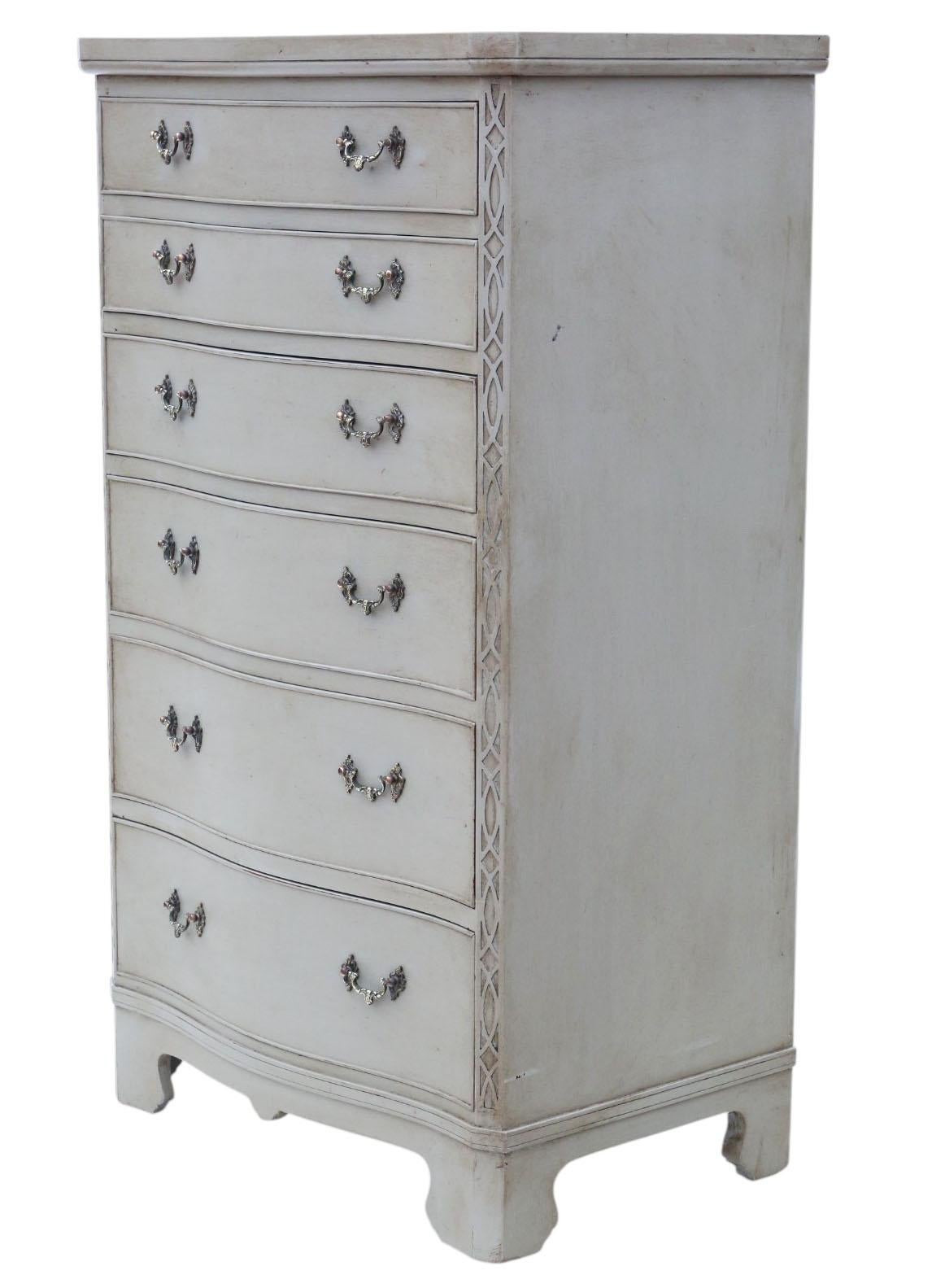 20ième siècle Commode serpentine peinte de style néo-géorgien - Milieu du 20e siècle en vente