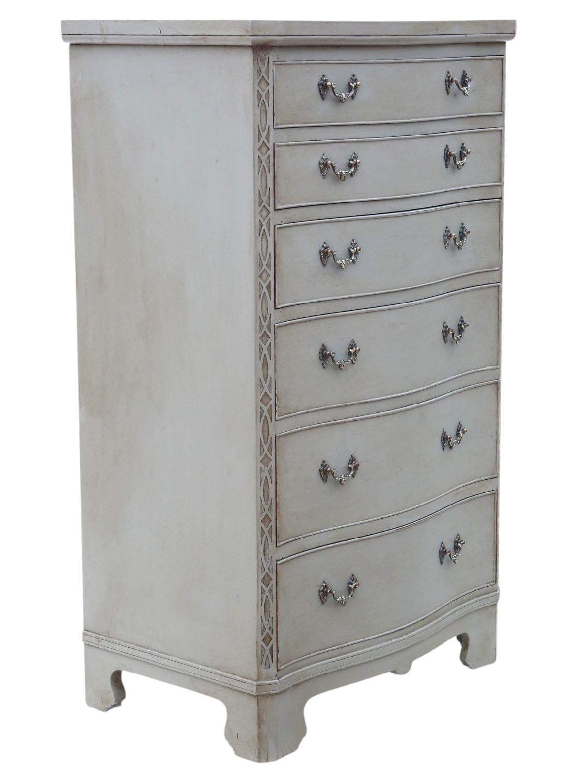 Bois Commode serpentine peinte de style néo-géorgien - Milieu du 20e siècle en vente