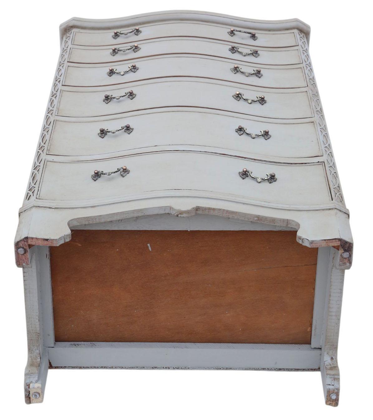 Commode serpentine peinte de style néo-géorgien - Milieu du 20e siècle en vente 2