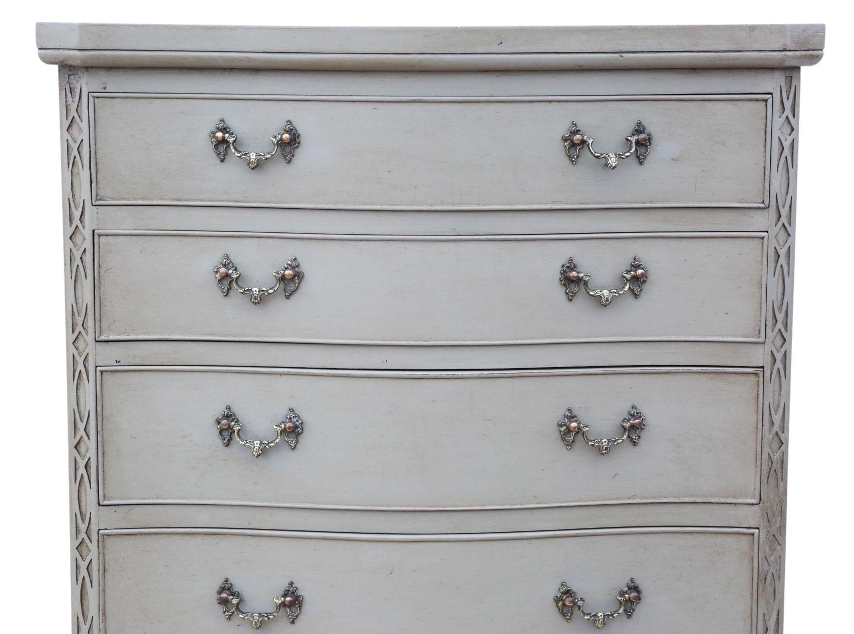 Commode serpentine peinte de style néo-géorgien - Milieu du 20e siècle en vente 3
