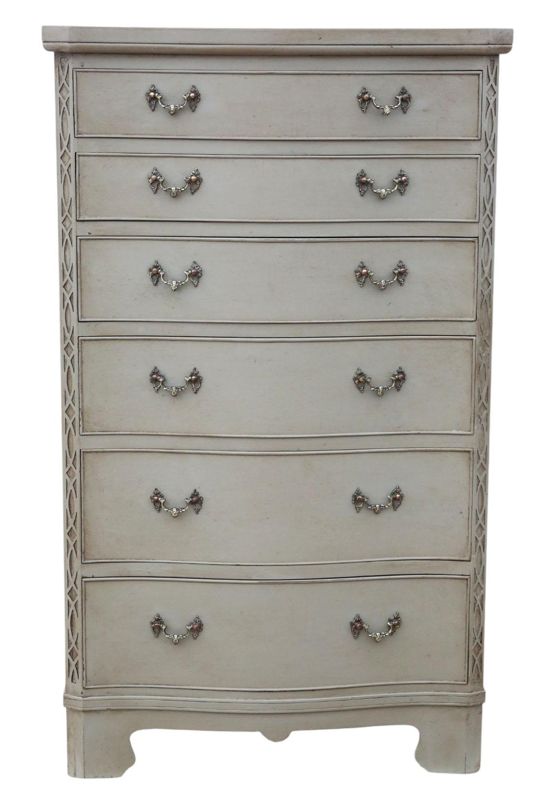 Commode serpentine peinte de style néo-géorgien - Milieu du 20e siècle en vente