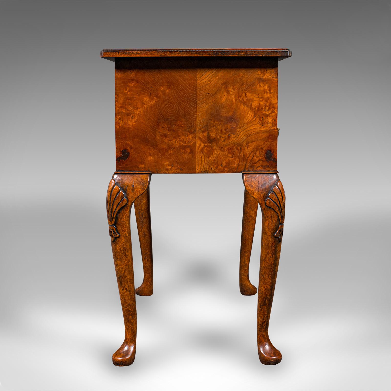 Mid-Century Modern Table d'appoint Vintage Georgian Revive, Anglais, Noyer, Lowboy, Réception, Couloir en vente