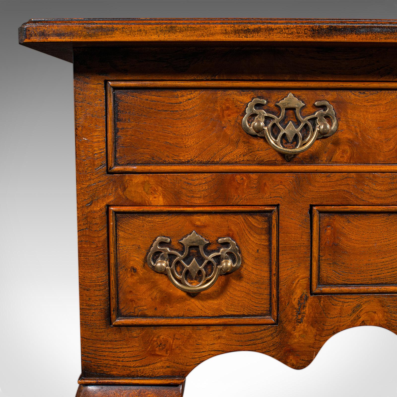 Table d'appoint Vintage Georgian Revive, Anglais, Noyer, Lowboy, Réception, Couloir en vente 3