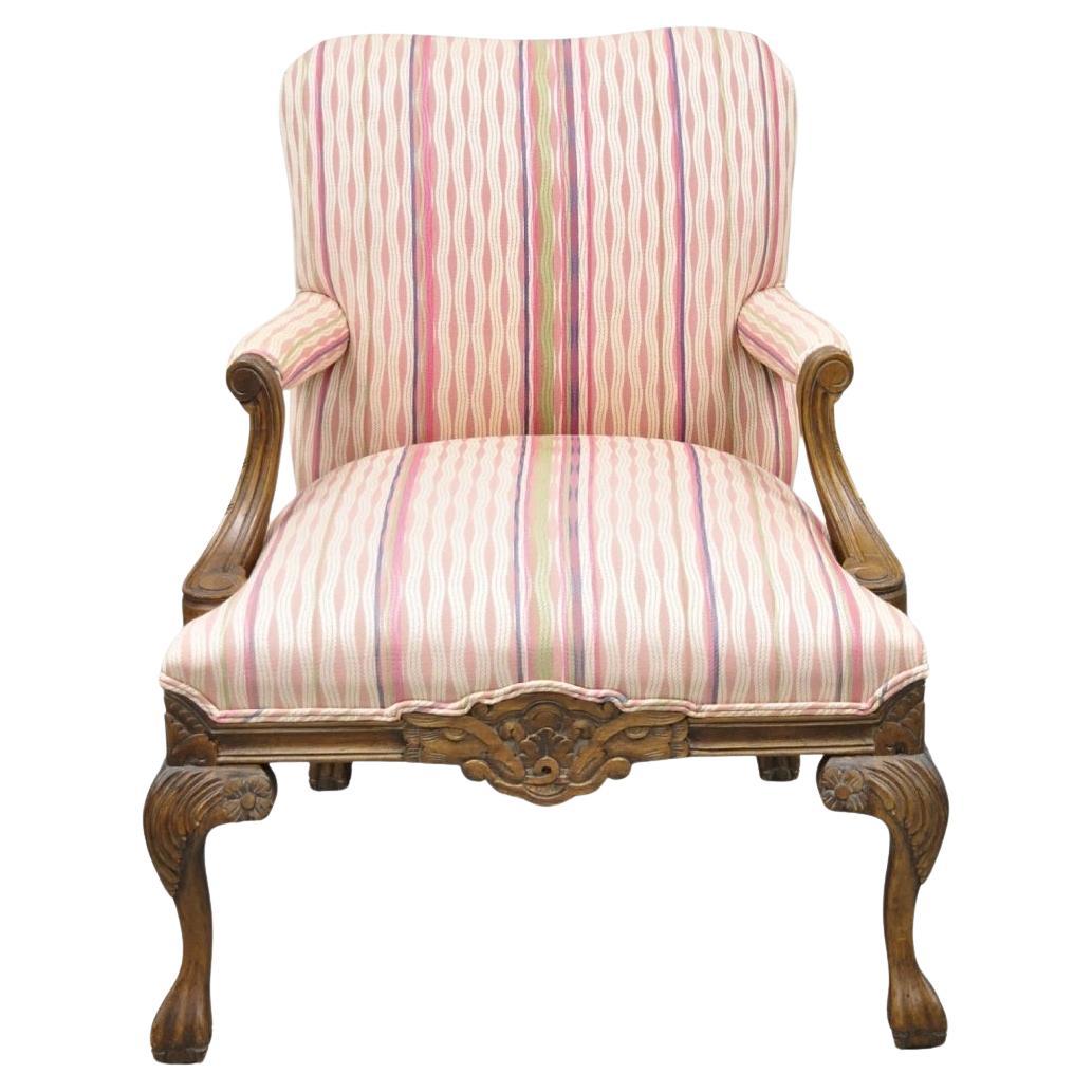 Sedia da salotto Club imbottita rosa in stile georgiano intagliata in noce con piede a zampa di gallina