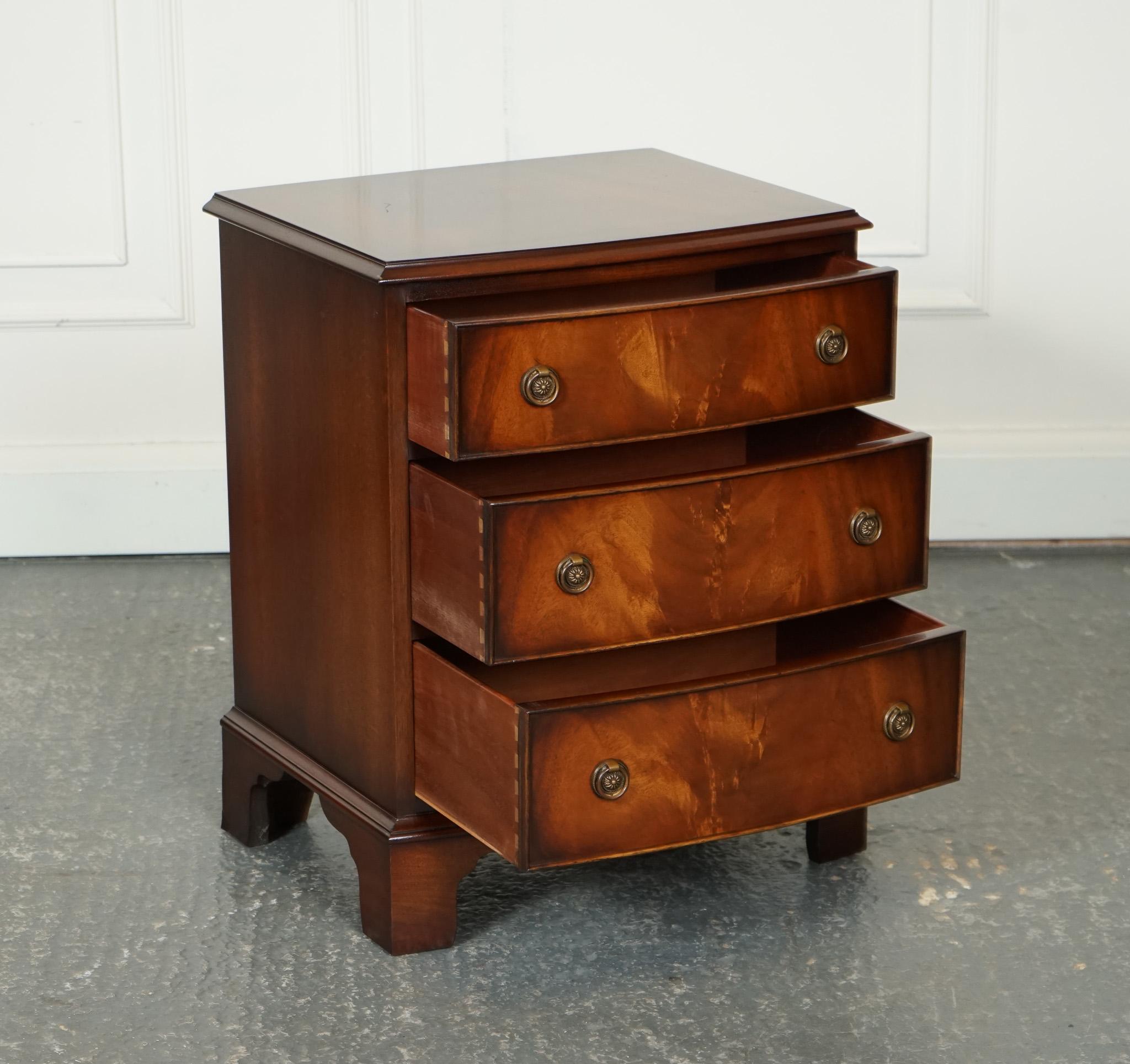 
We are delighted to offer for sale this Vintage Bevan Funnell Style Chest Of Drawers.

The vintage Georgian style chest of drawers by Bevan Funnell is a true testament to classic elegance and traditional craftsmanship. Made with exquisite attention