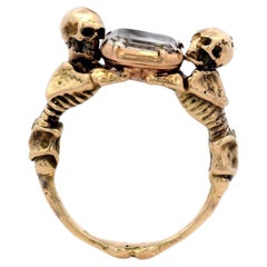 Stuart Crystal Skull Bague squelette de style géorgien vintage en or 18 carats