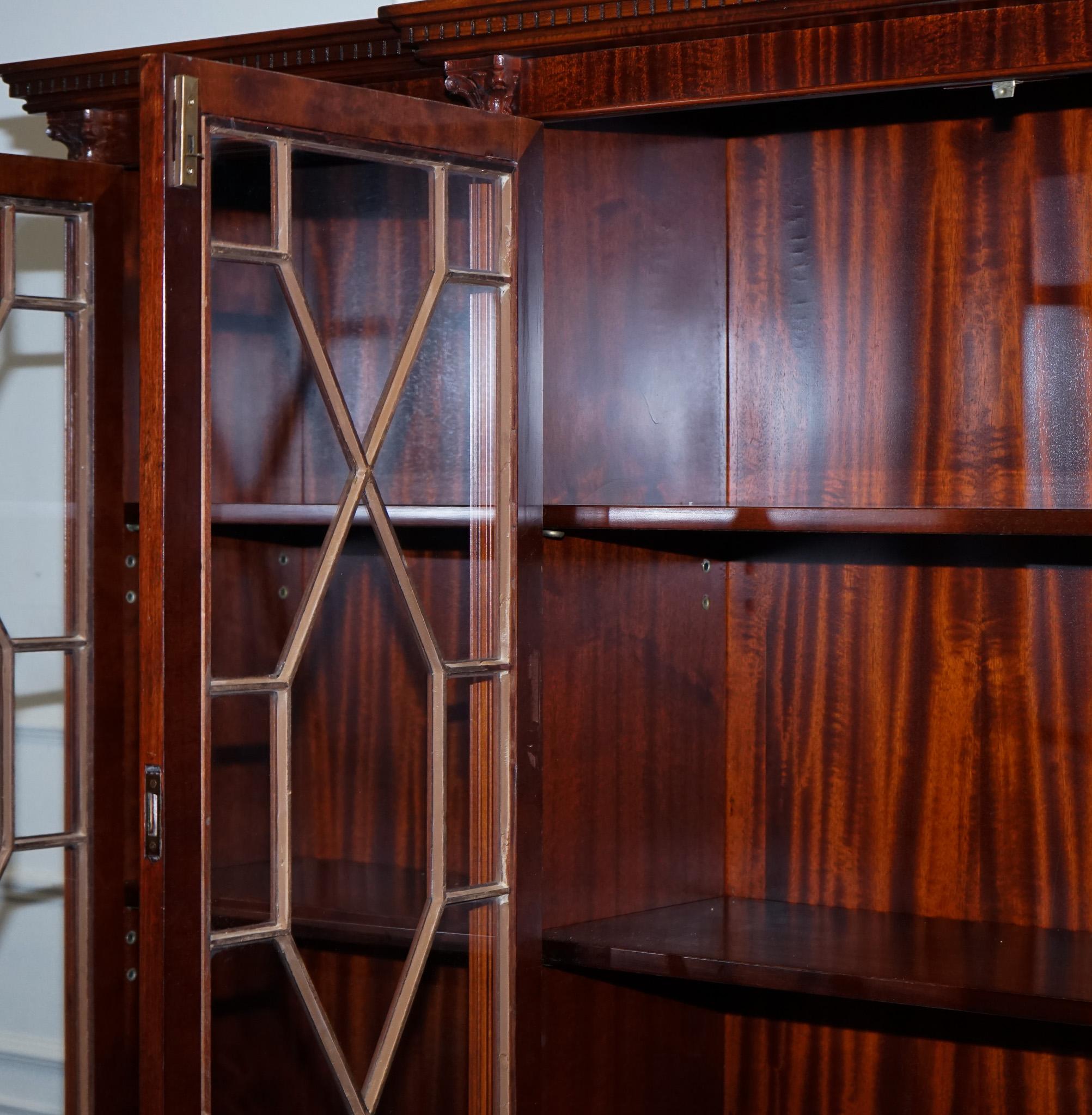 Bibliothèque de style géorgien vintage, recouverte d'un filet de bREAKFRONT FLAmé HARDWOOD en vente 3