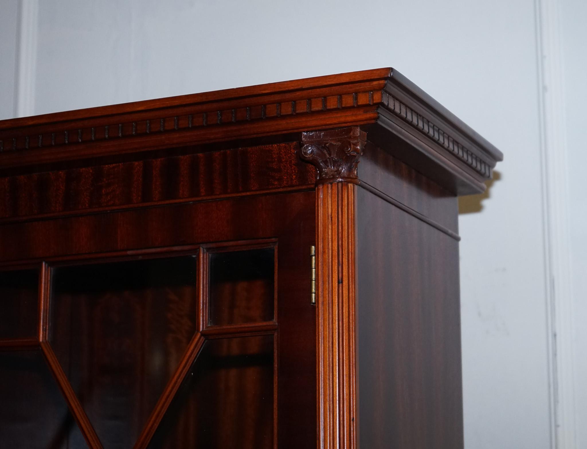 Bibliothèque de style géorgien vintage, recouverte d'un filet de bREAKFRONT FLAmé HARDWOOD en vente 4
