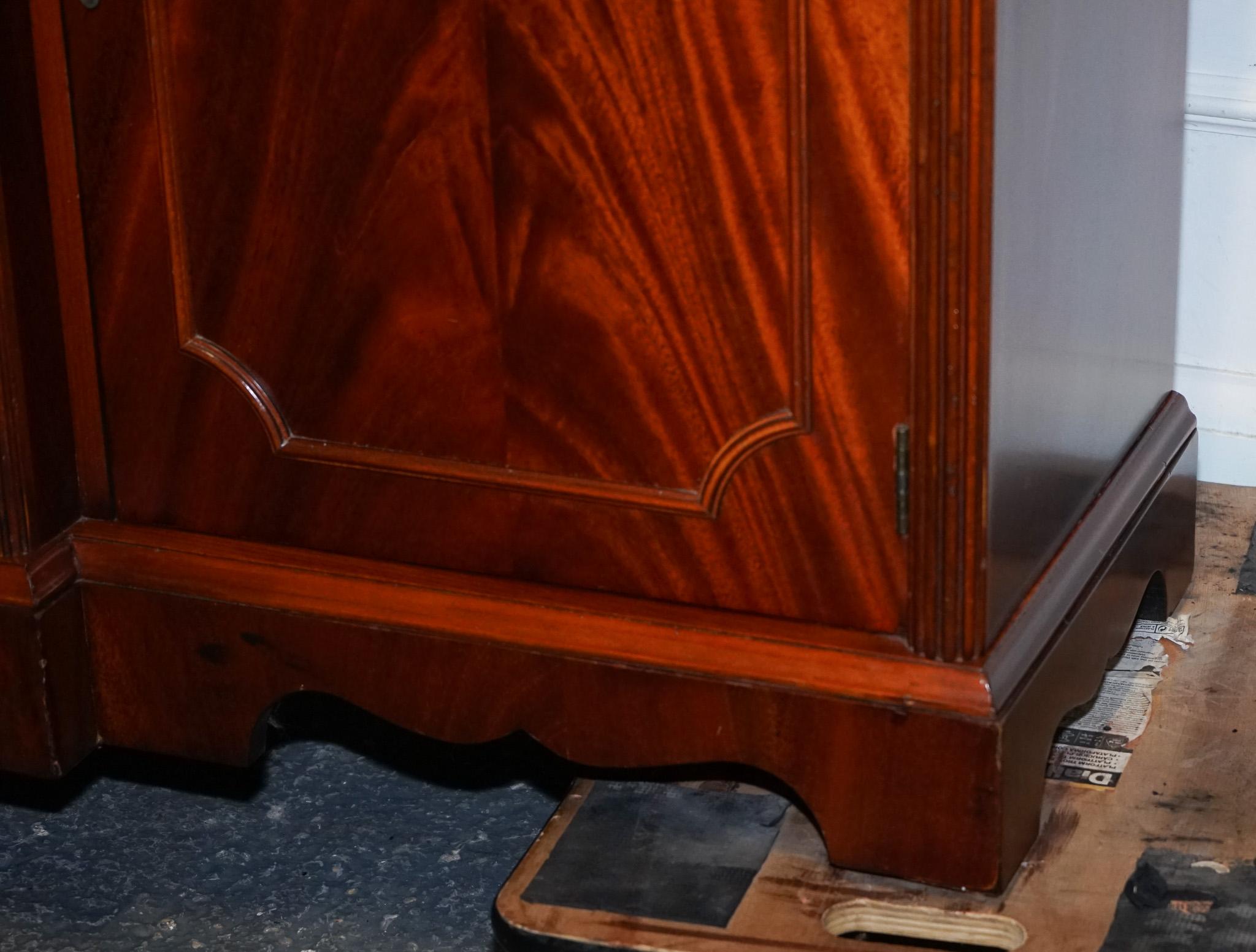 Bibliothèque de style géorgien vintage, recouverte d'un filet de bREAKFRONT FLAmé HARDWOOD en vente 5