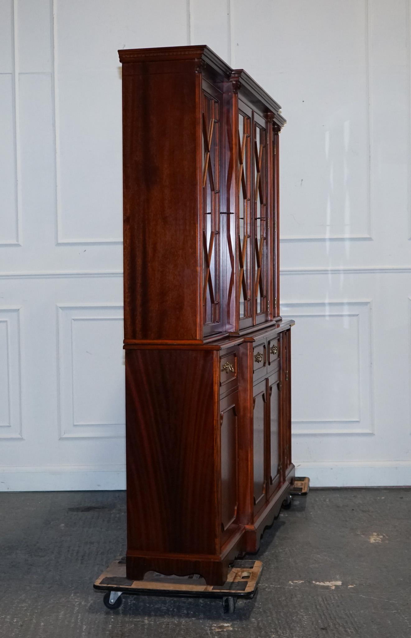 Bibliothèque de style géorgien vintage, recouverte d'un filet de bREAKFRONT FLAmé HARDWOOD en vente 6