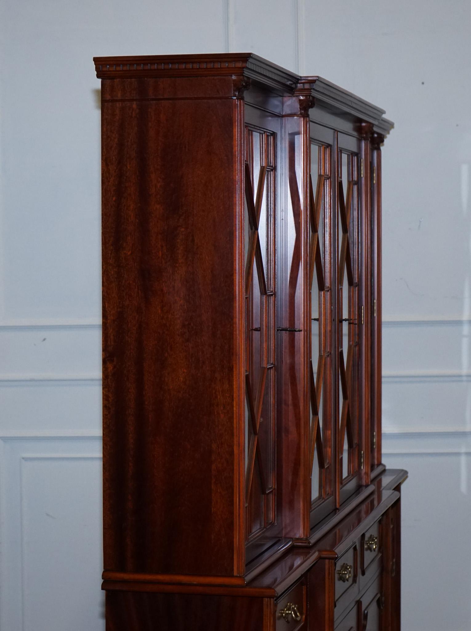 Bibliothèque de style géorgien vintage, recouverte d'un filet de bREAKFRONT FLAmé HARDWOOD en vente 7