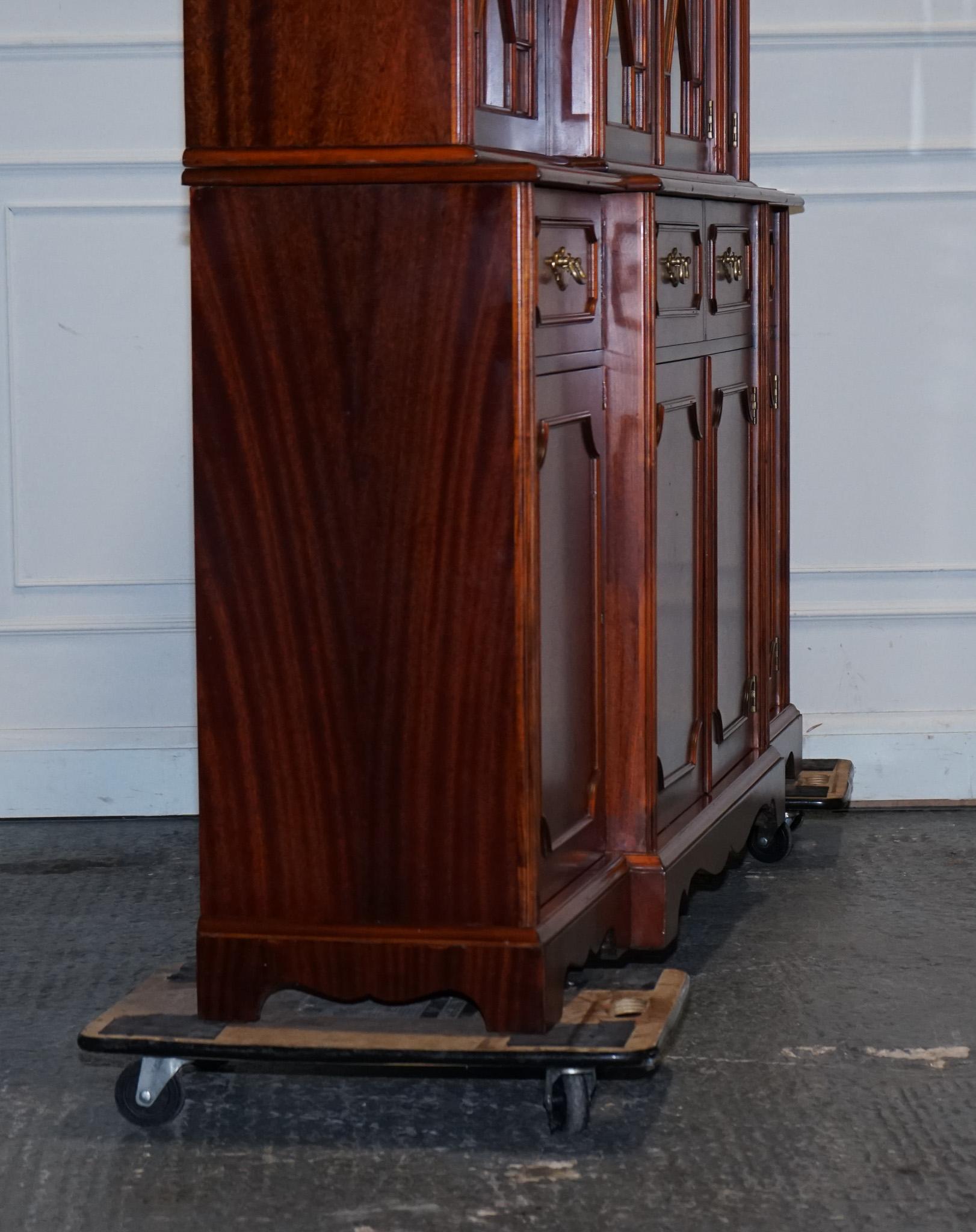 Bibliothèque de style géorgien vintage, recouverte d'un filet de bREAKFRONT FLAmé HARDWOOD en vente 8