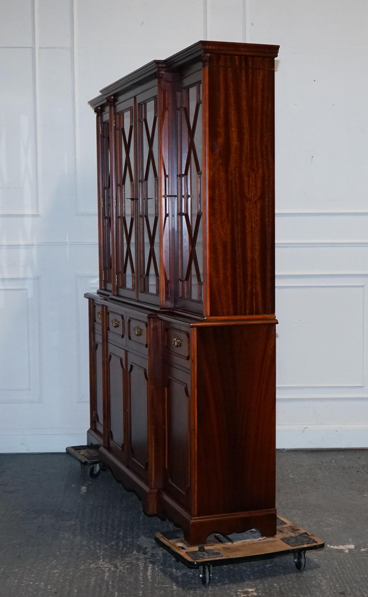 Bibliothèque de style géorgien vintage, recouverte d'un filet de bREAKFRONT FLAmé HARDWOOD en vente 9