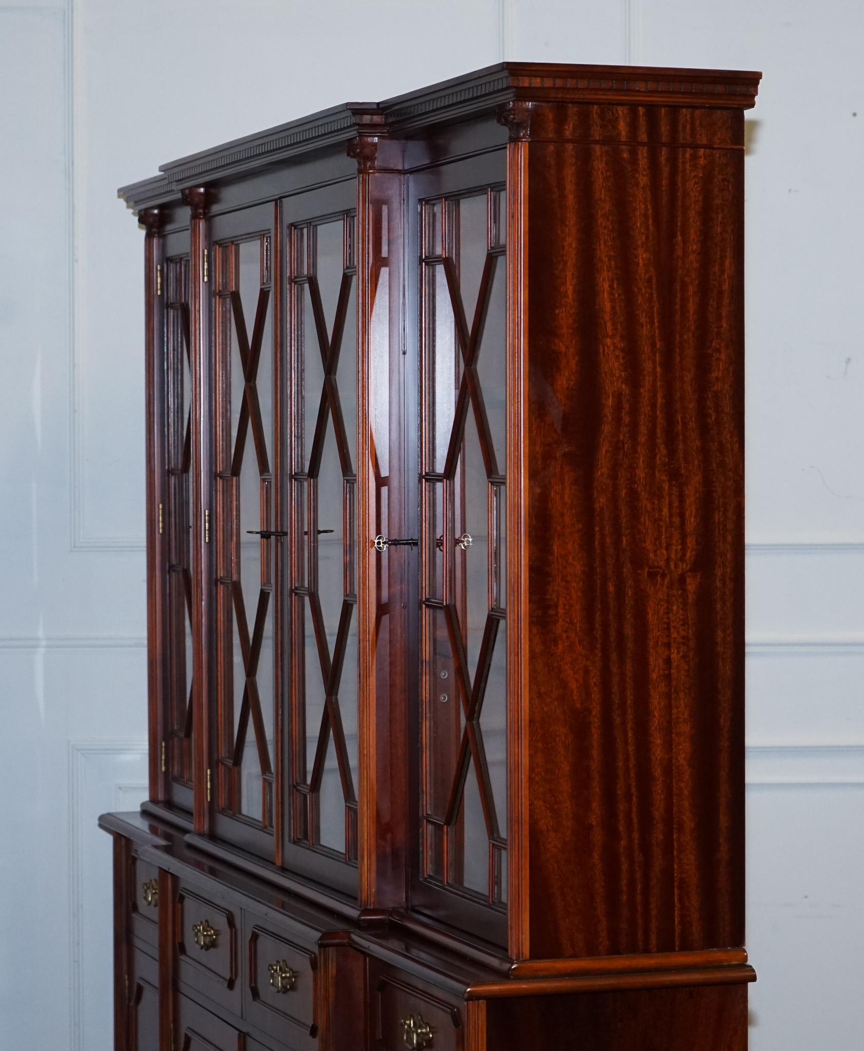 Bibliothèque de style géorgien vintage, recouverte d'un filet de bREAKFRONT FLAmé HARDWOOD en vente 10