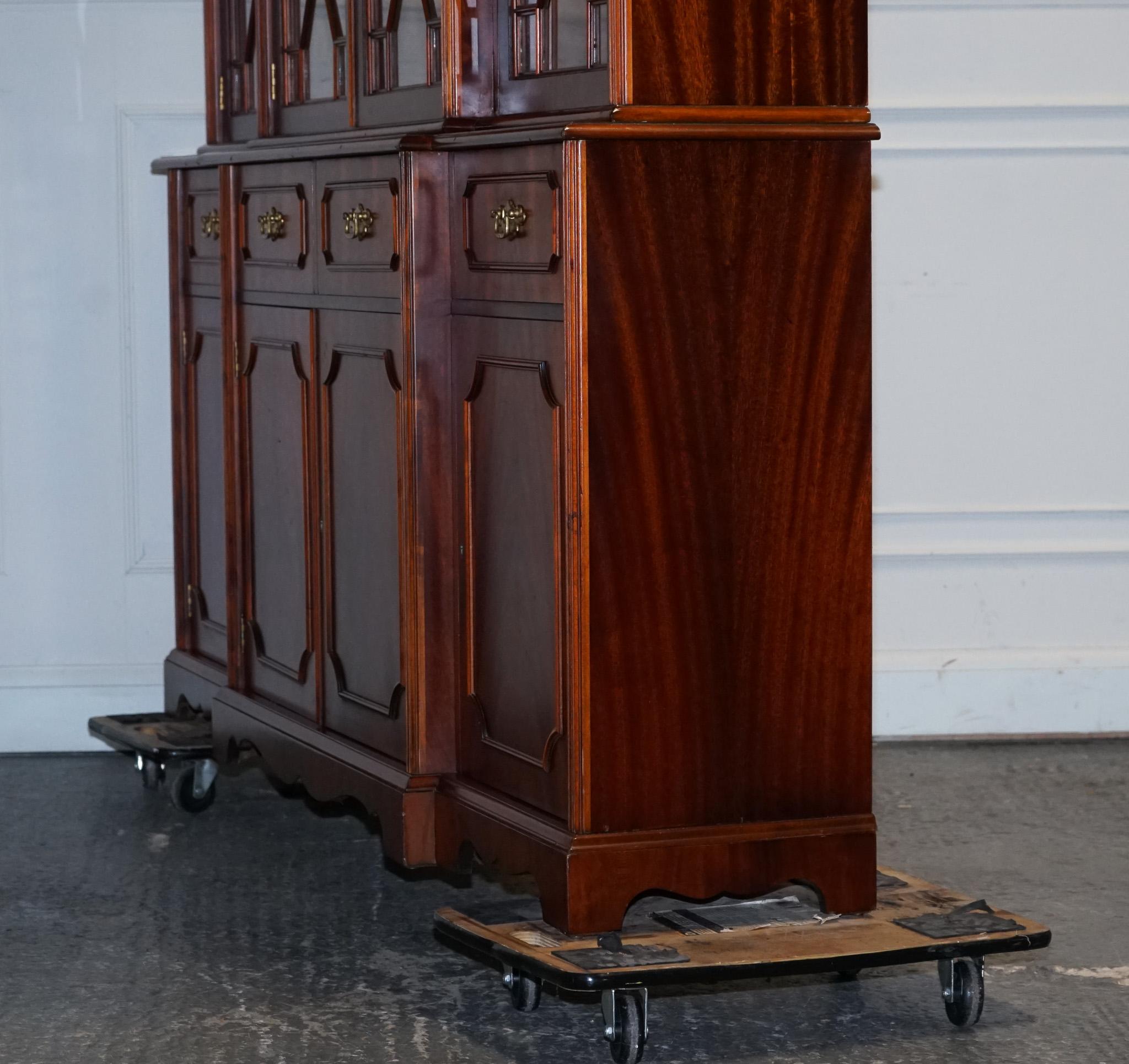 Bibliothèque de style géorgien vintage, recouverte d'un filet de bREAKFRONT FLAmé HARDWOOD en vente 11
