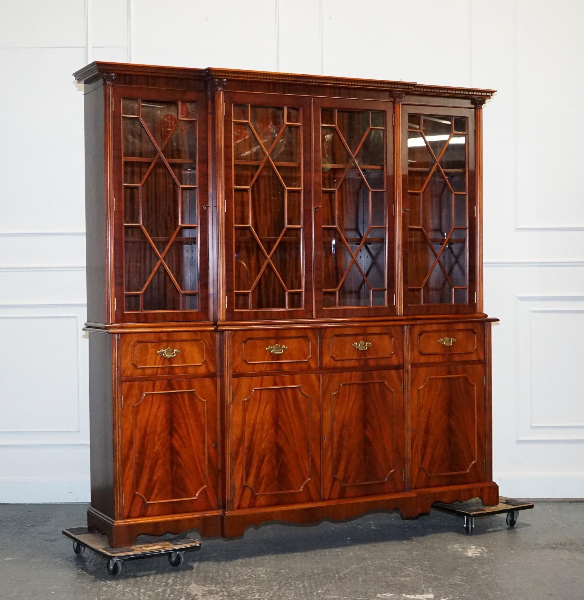 
Antiquités de Londres



Nous sommes ravis d'offrir à la vente cette superbe bibliothèque vitrine vintage de style géorgien.

Une très bonne bibliothèque solide et bien faite en bon état, quelques usures ici et là comme on peut s'y attendre avec