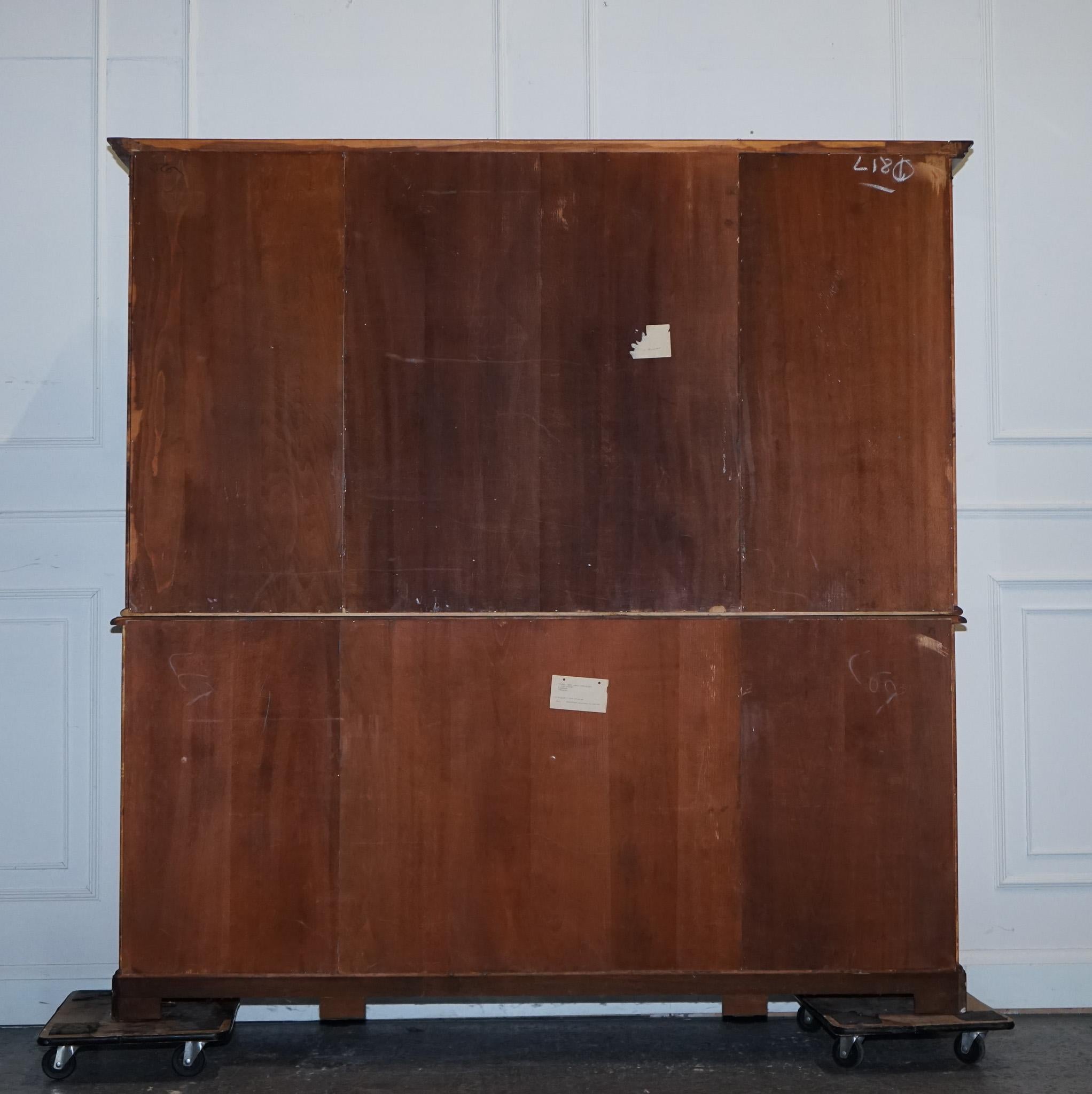 Bibliothèque de style géorgien vintage, recouverte d'un filet de bREAKFRONT FLAmé HARDWOOD en vente 13