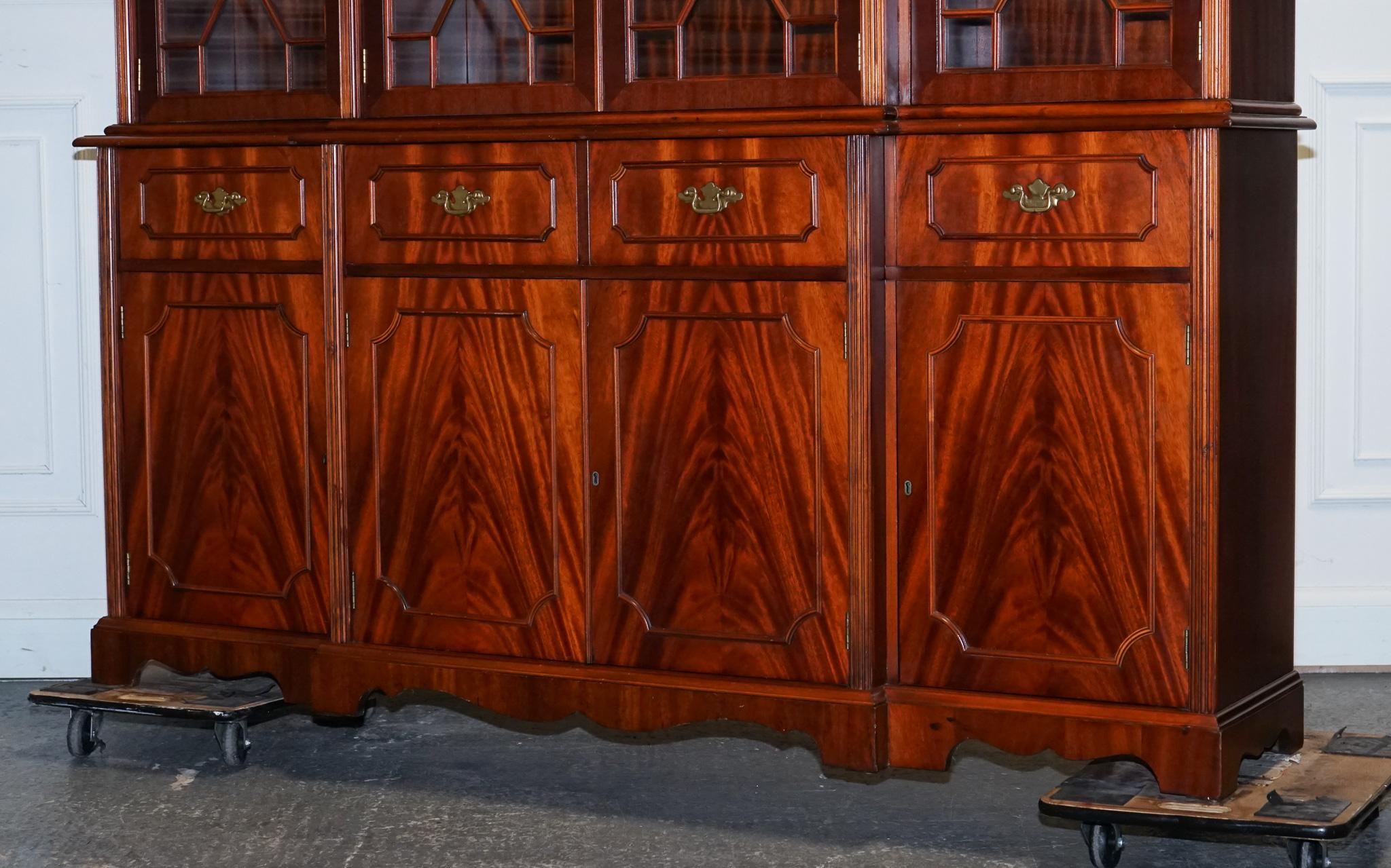 Britannique Bibliothèque de style géorgien vintage, recouverte d'un filet de bREAKFRONT FLAmé HARDWOOD en vente