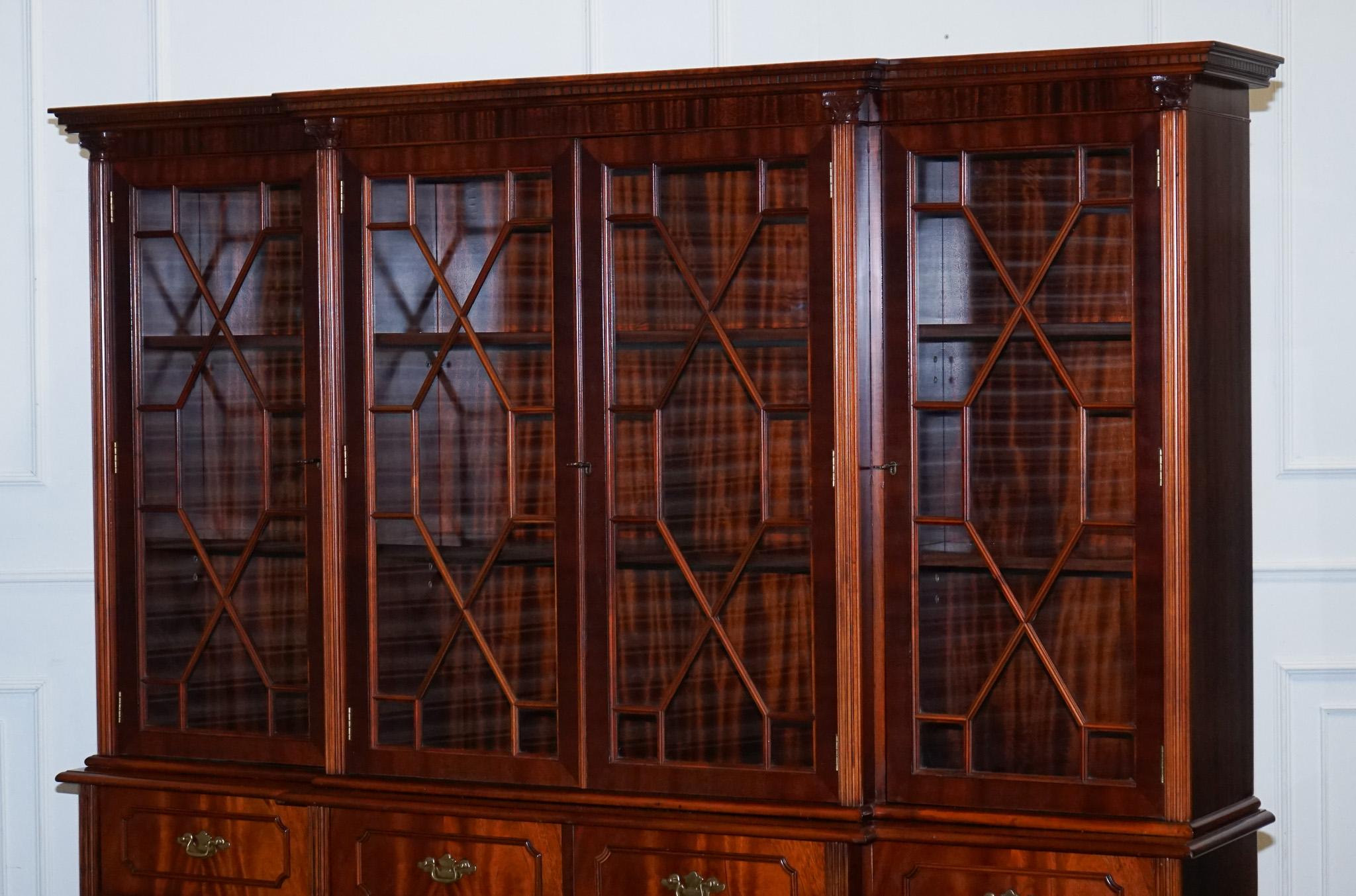 Fait main Bibliothèque de style géorgien vintage, recouverte d'un filet de bREAKFRONT FLAmé HARDWOOD en vente