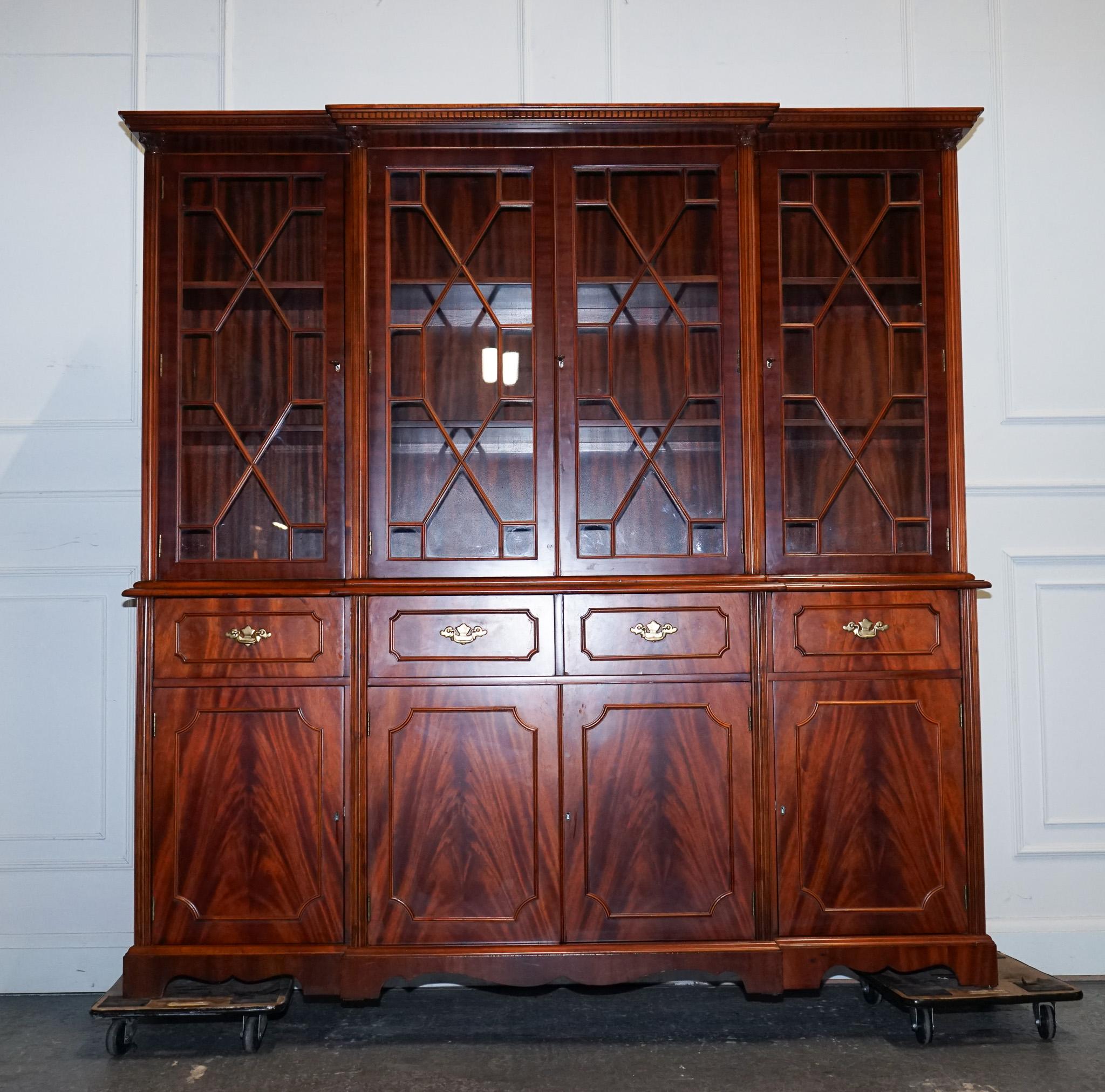 Bibliothèque de style géorgien vintage, recouverte d'un filet de bREAKFRONT FLAmé HARDWOOD Bon état - En vente à Pulborough, GB