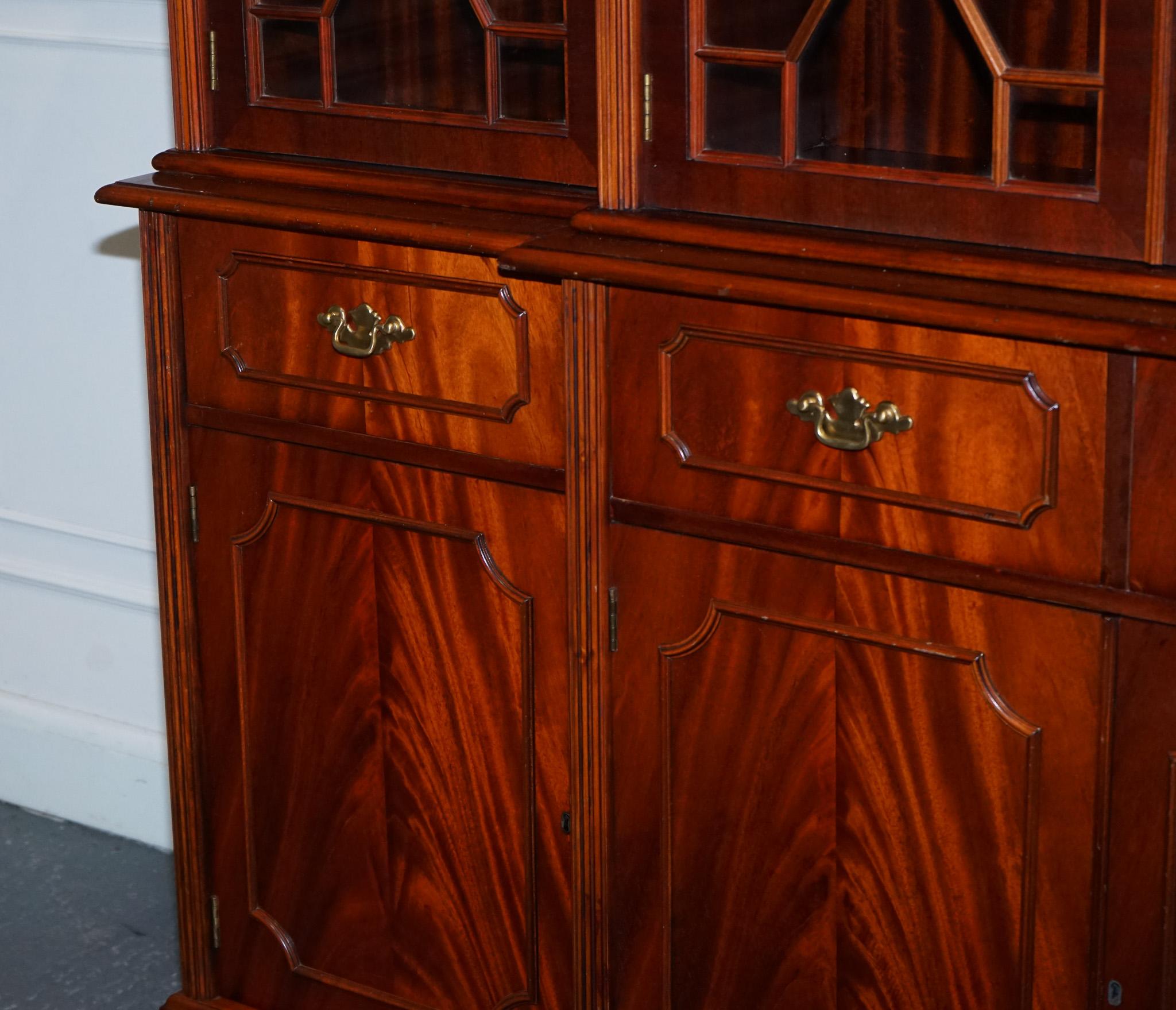 Bois de feuillus Bibliothèque de style géorgien vintage, recouverte d'un filet de bREAKFRONT FLAmé HARDWOOD en vente